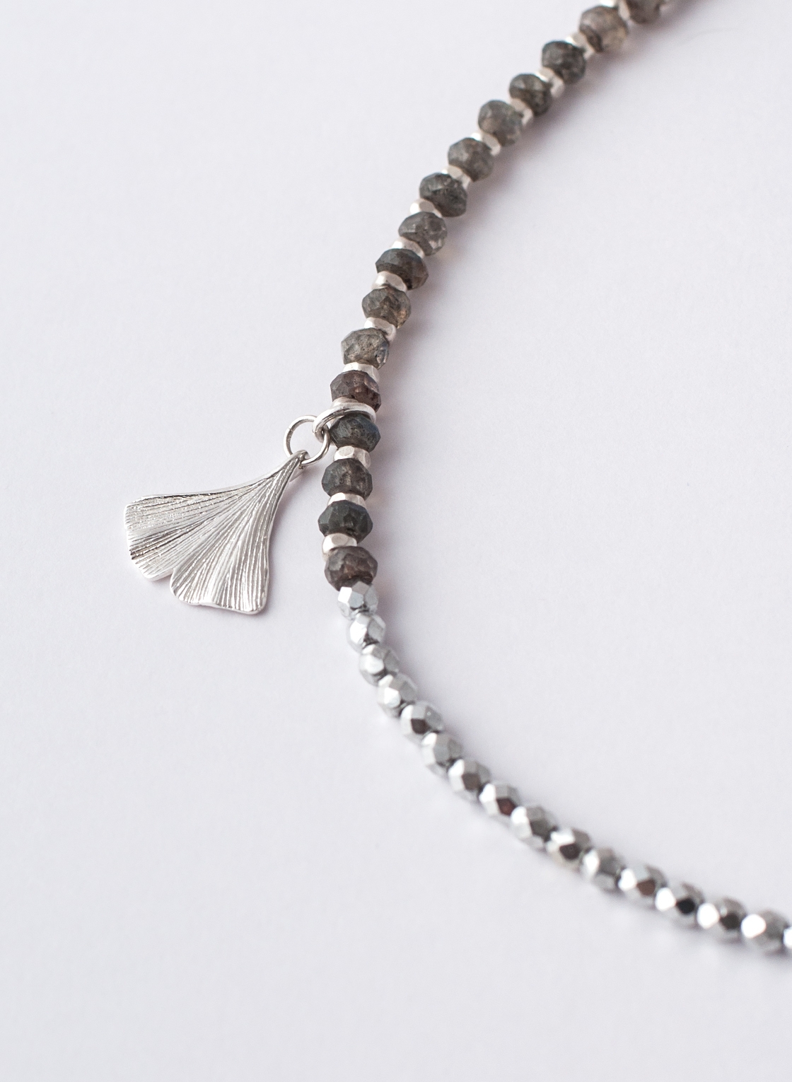 Statement Kette in Sterling Silber, Halbedelsteinen, Süßwasserperlen und Kristallen in Silber-Grau Tönen