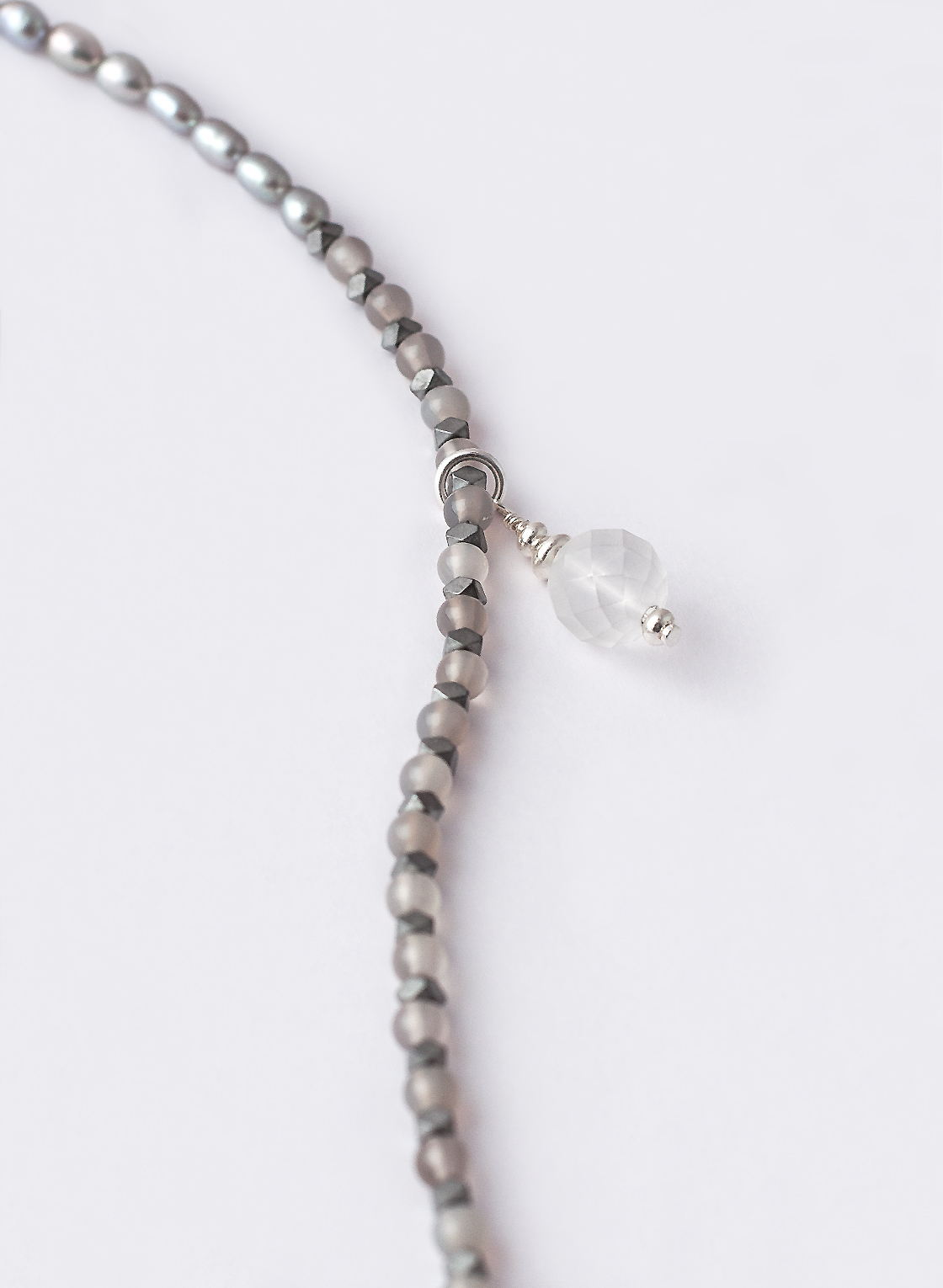 Statement Kette in Sterling Silber, Bergkristall, Süßwasserperlen und Kristallen in Silber-Grau Tönen