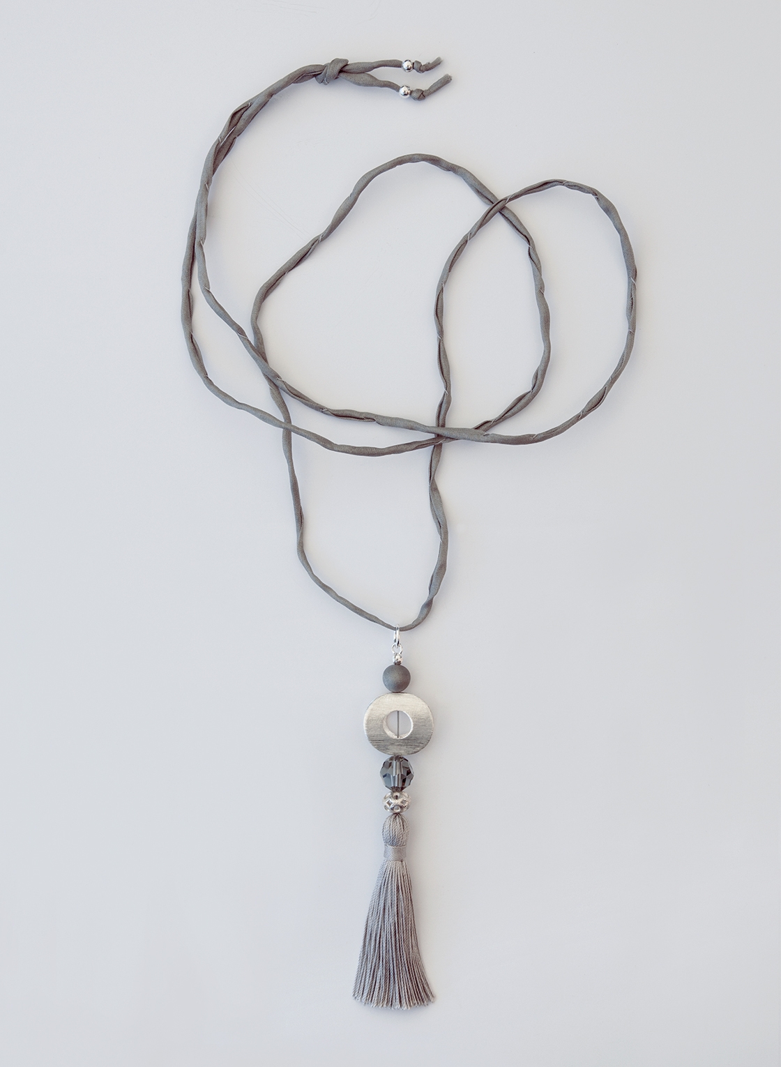 Boho Anhänger mit Sterling Silber Doppelscheibe, Achat- und Kristallkugel und grauer Seidenquaste, an Seidenband.