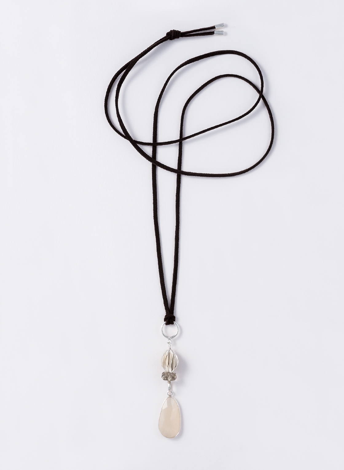 Boho Anhänger aus Sterling Silber mit großem Mondstein, Kristallperle und gebürsteter Olive, an Kunstlederband getragen.