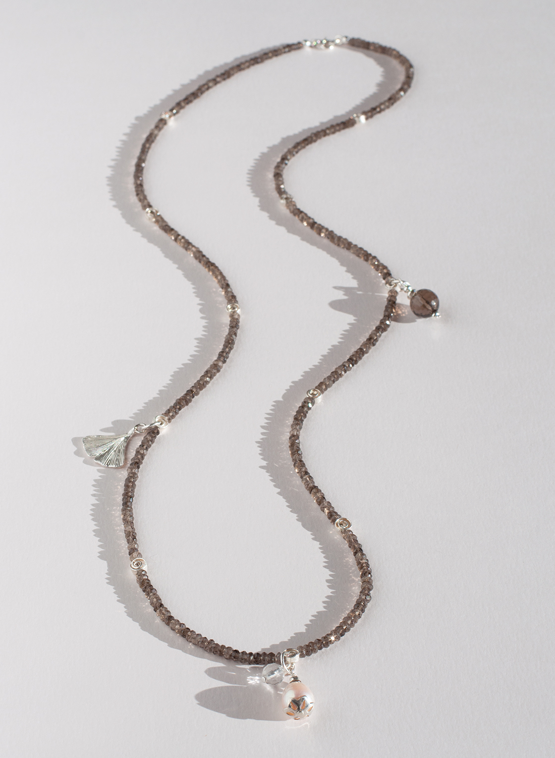 Kette Rauchquarz mit Ginkgoblatt und Süßwasserperle