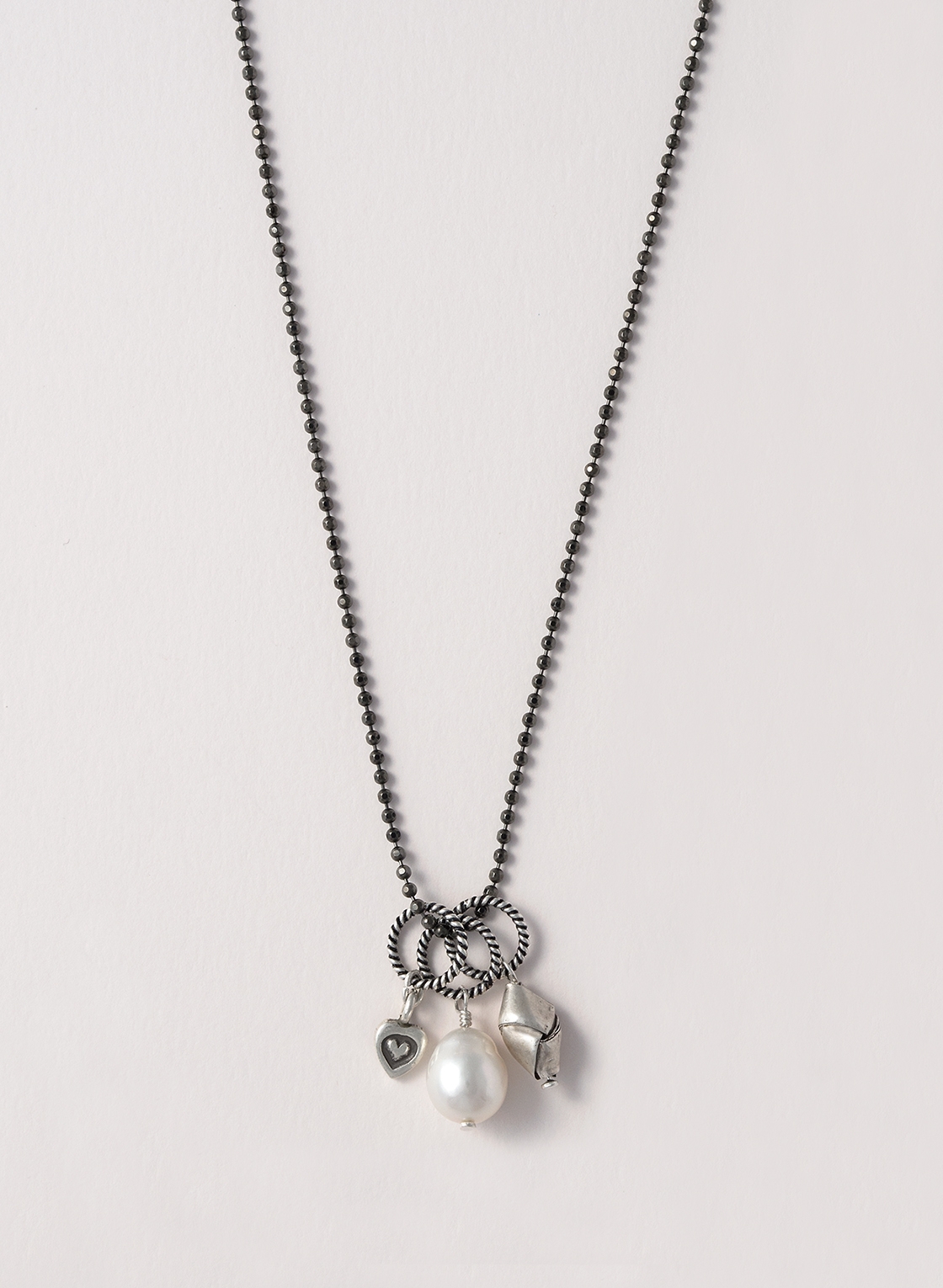 Drei kleine Anhänger an geschwärzter Kugelkette, 925 Sterling Silber und Süßwasserperle