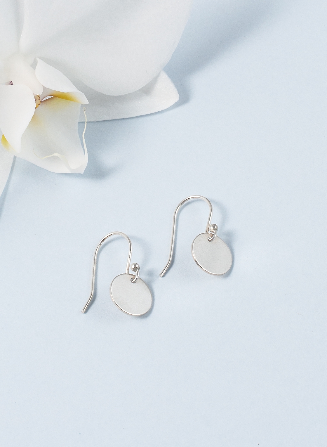 Ohrhänger in Sterling Silber mit kleinem, poliertem Plättchen.