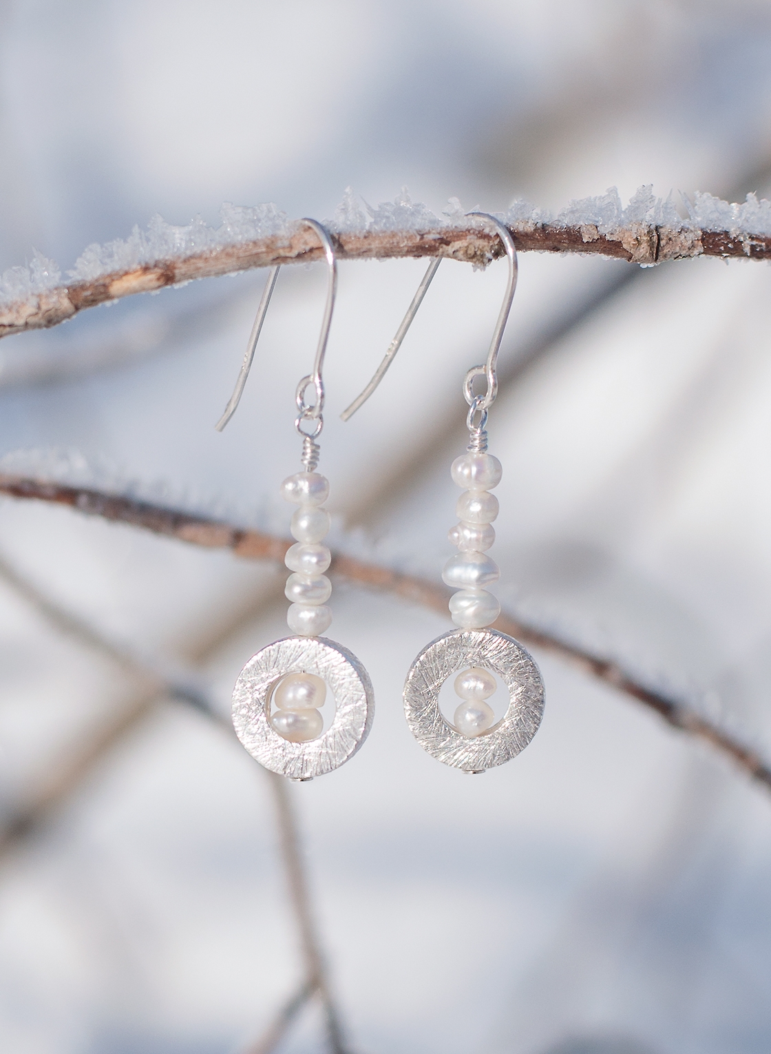 Ohrhänger mit gebürstetem Kreiselement in Sterling Silber und Süßwasserperlen