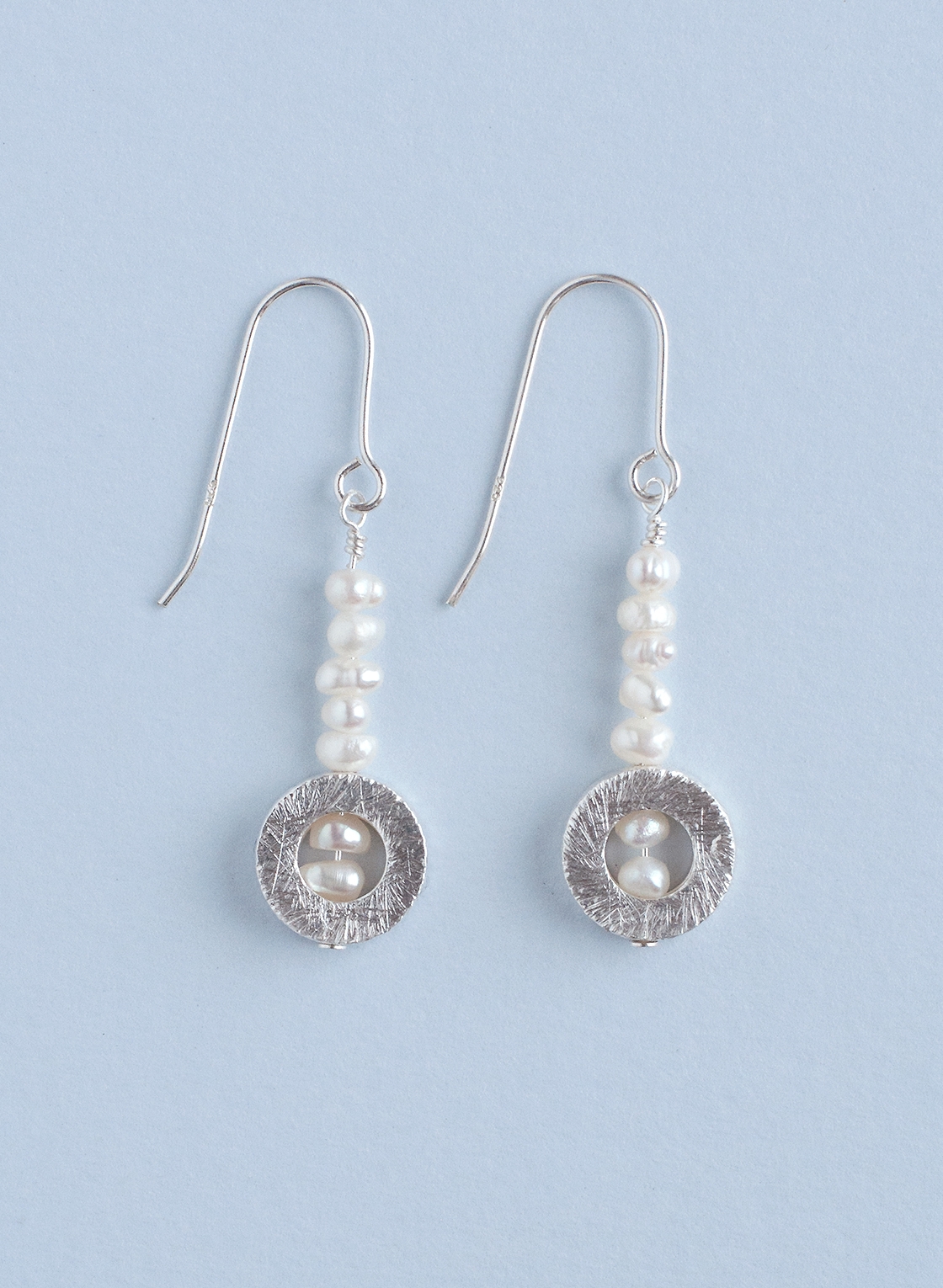 Ohrhänger mit gebürstetem Kreiselement in Sterling Silber und Süßwasserperlen, auch schön als Brautschmuck