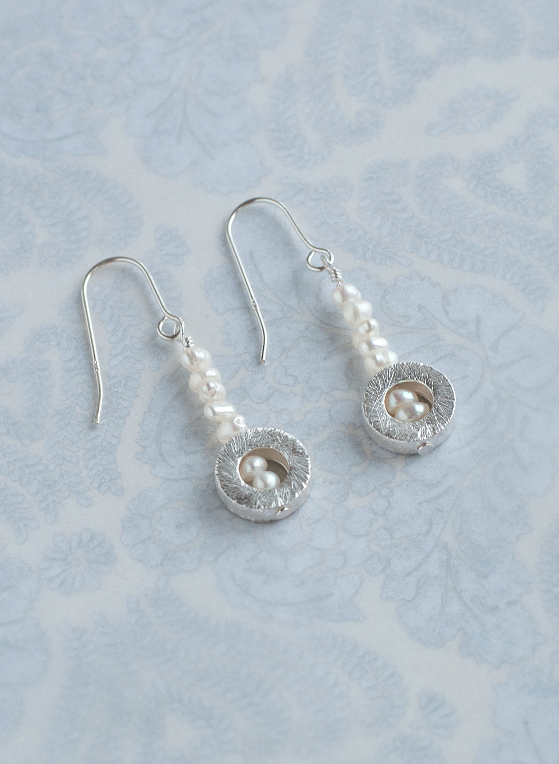 Ohrhänger mit gebürstetem Kreiselement in Sterling Silber und Süßwasserperlen