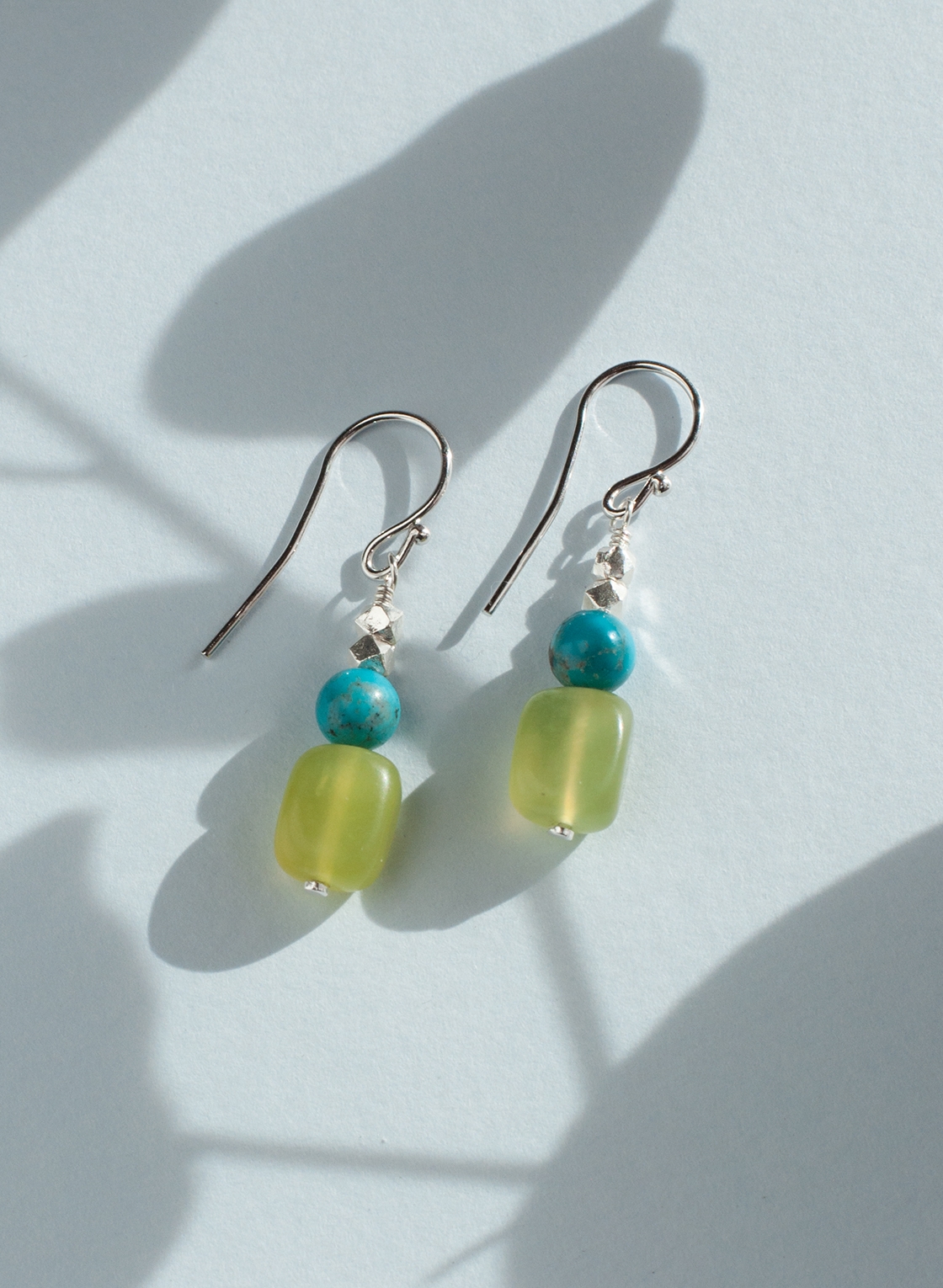 Ohrhänger in Silber, Türkis und Jade. Ohrhaken rhodiniertes Silber.