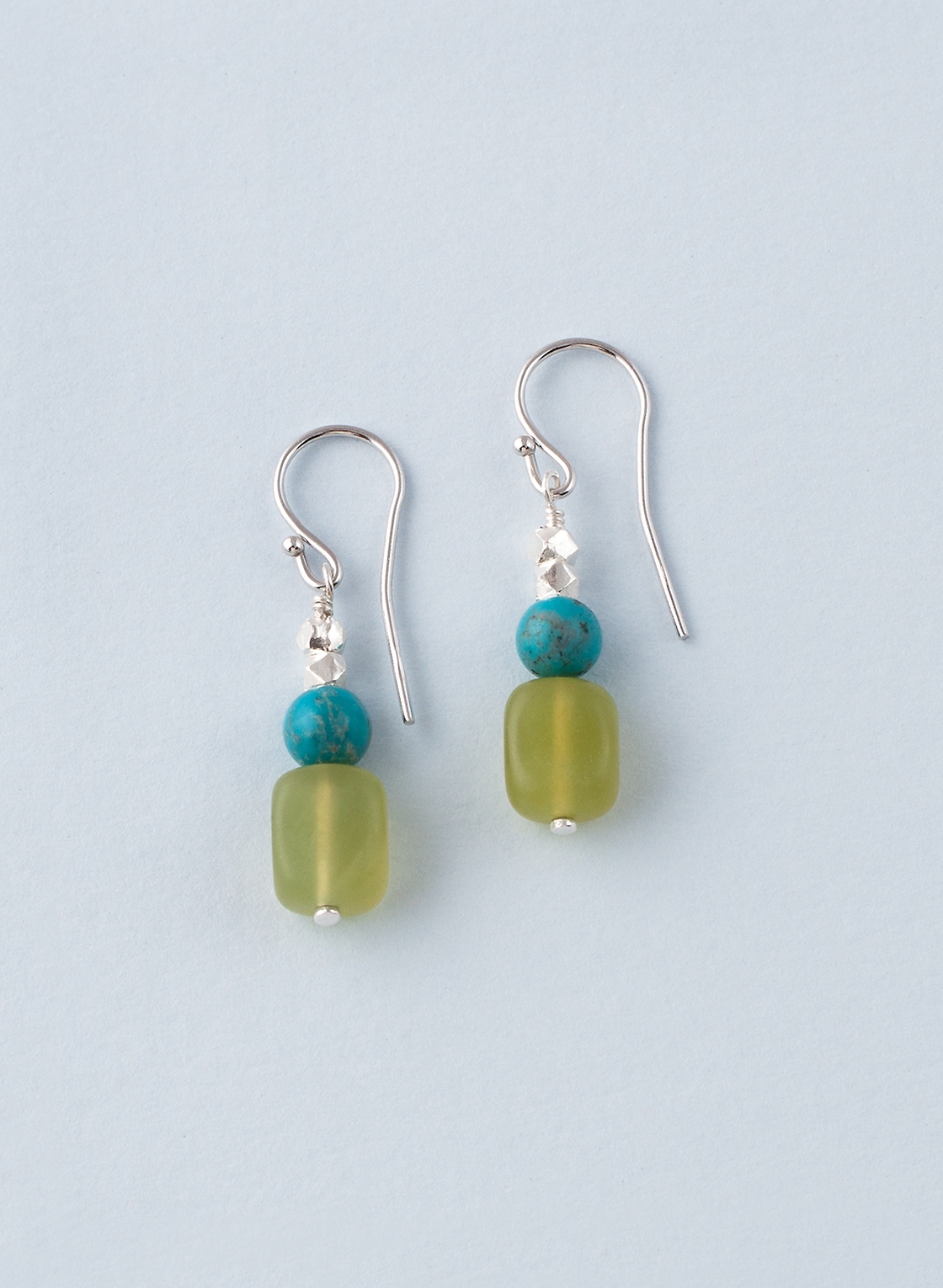 Ohrhänger in Silber, Türkis und Jade. Ohrhaken rhodiniertes Silber.