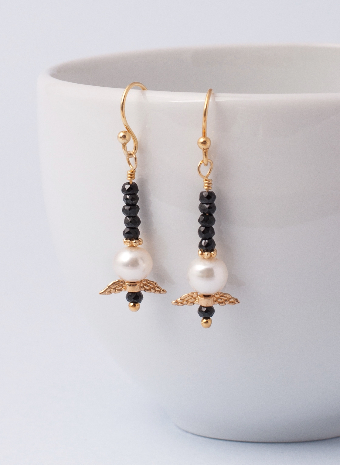 Ohrhänger in Spinell mit Süßwasserperlen und Elementen in vergoldetem Sterling Silber.