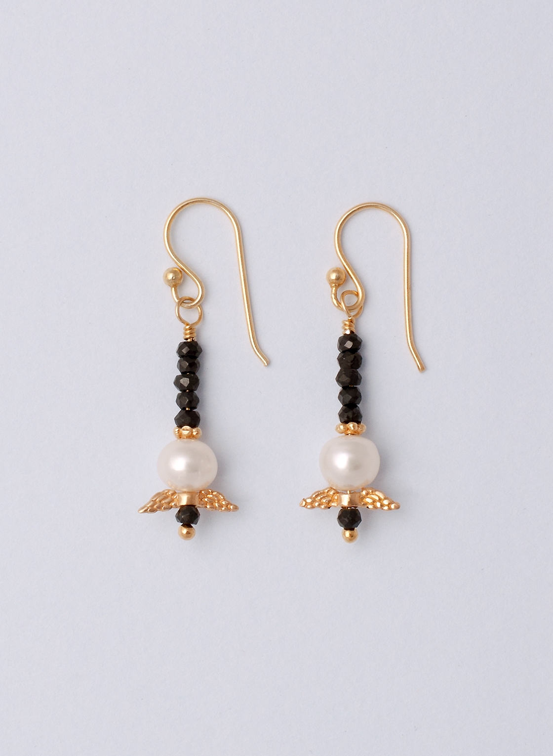 Ohrhänger in Spinell mit Süßwasserperlen und vergoldeten Elementen