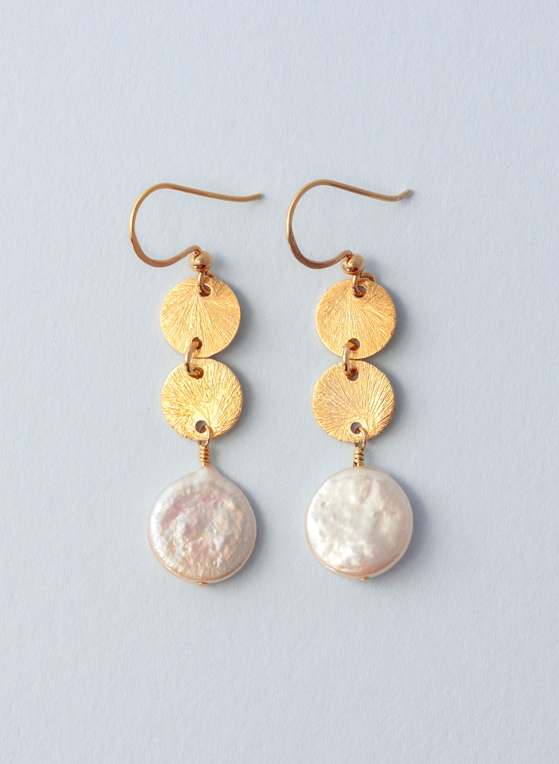 Ohrhänger im Boho Look mit vergoldeten Plättchen und Keshi Perle.