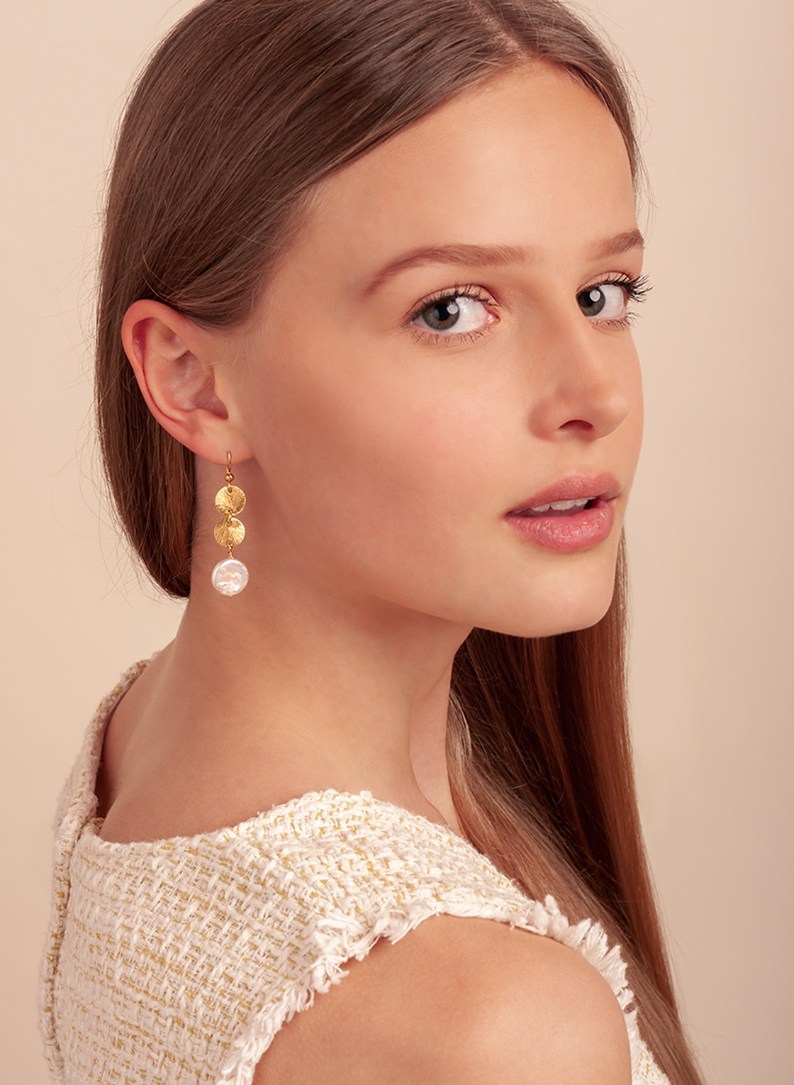 Ohrhänger im Boho Look mit vergoldeten Plättchen und Keshi Perle.