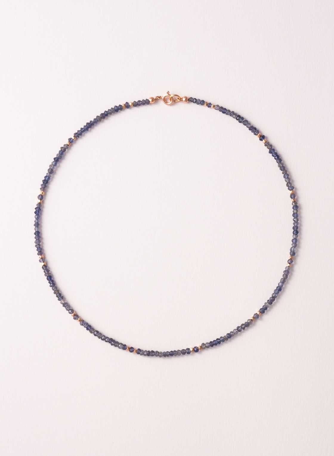 Feine Kette in facettierten Iolith Rondellen, kombiniert mit kleinen Perlen in 925 Sterling Silber rosé vergoldet.
