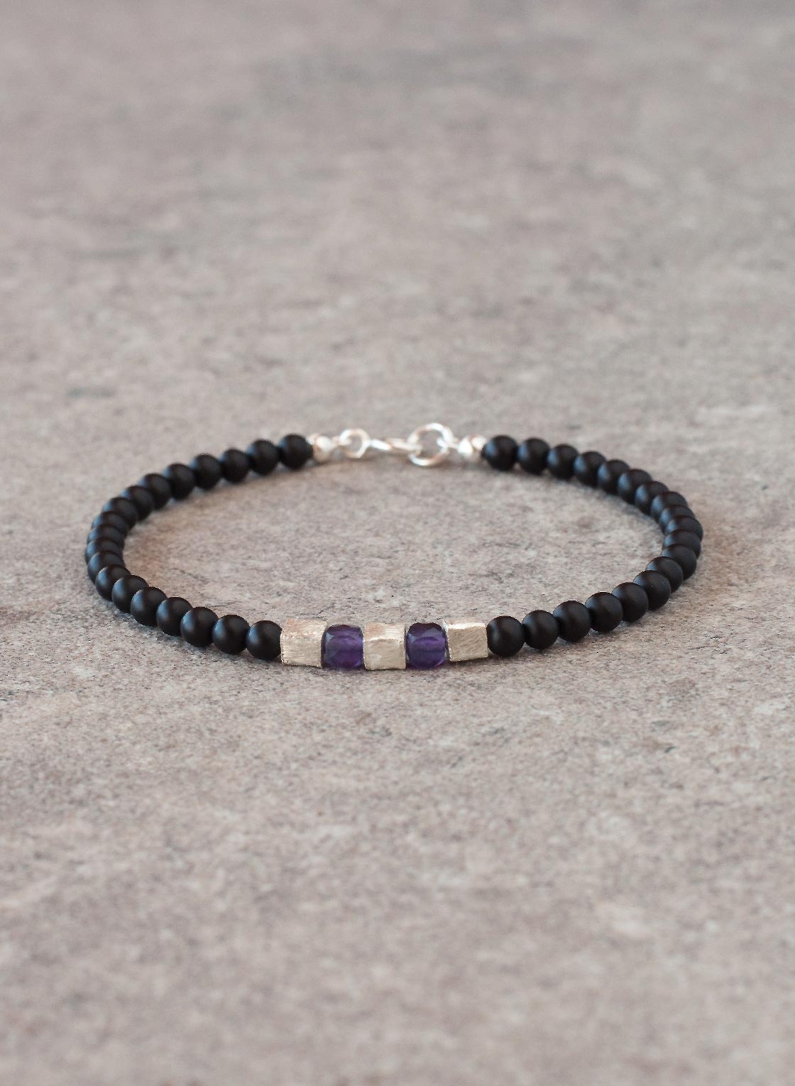 Unisexarmband in Onyx mit Amethyst- und Silberwürfeln