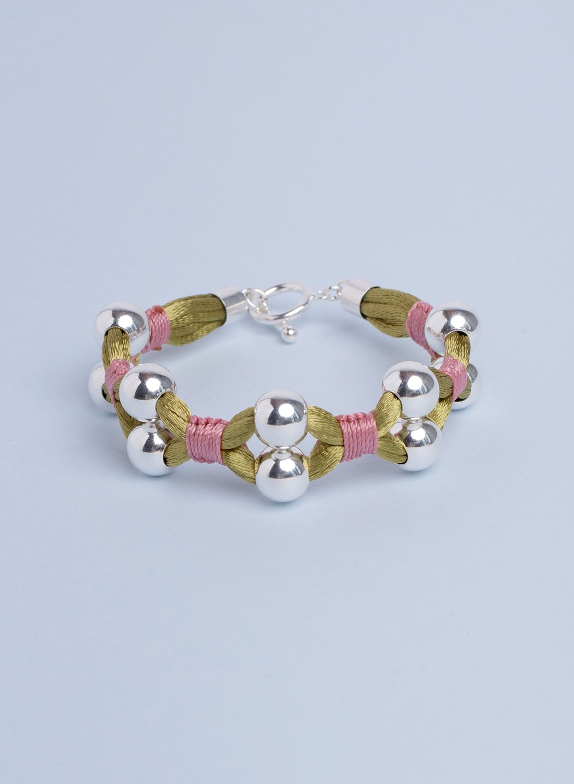 Statement Armband mit Sterling Silber Kugeln in 10 mm, hell grünem Satinband und feinem Makramee in pastell Rosa