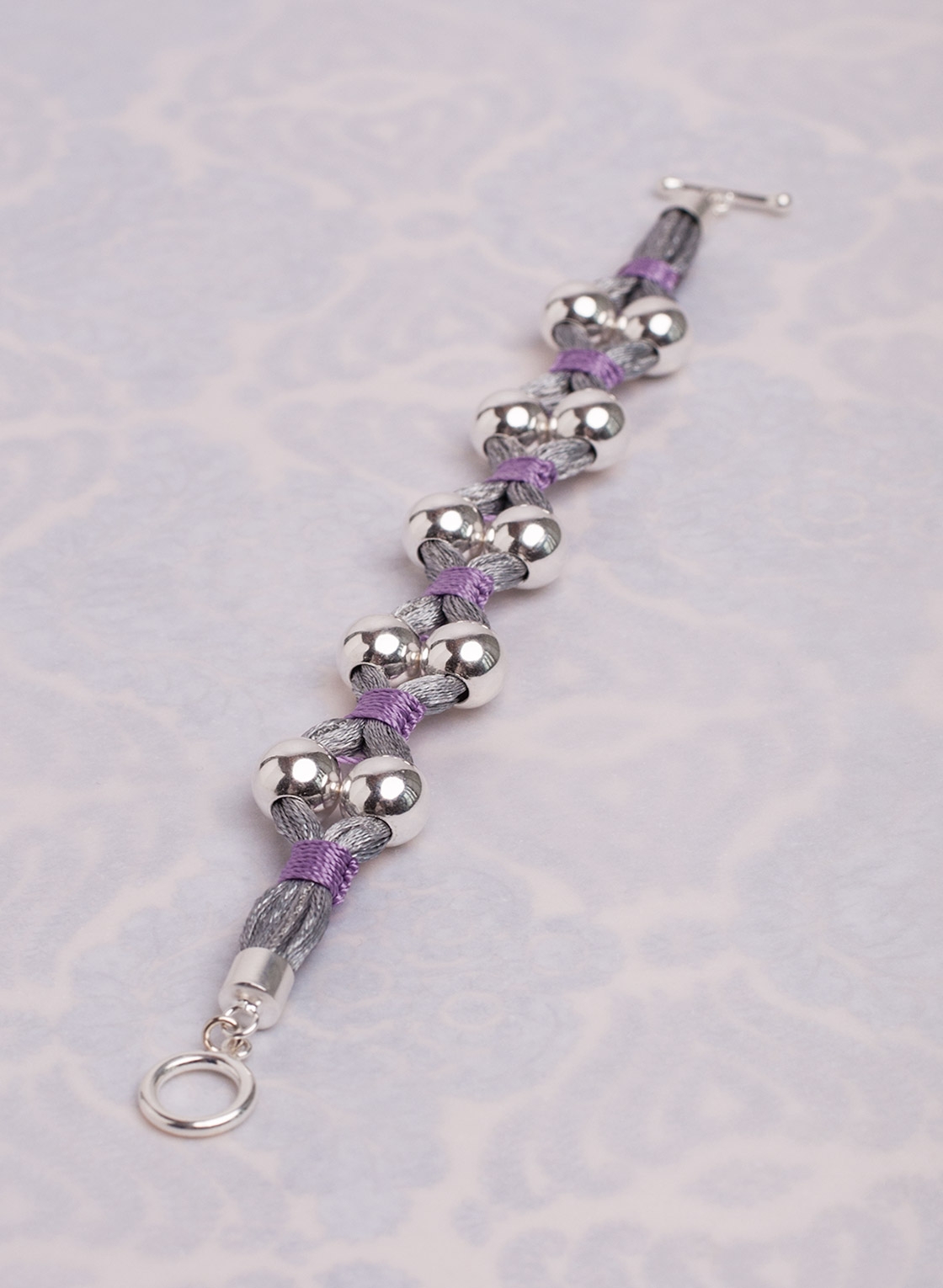 Statement Armband mit Sterling Silber Kugeln in 10 mm, hell grauem Satinband und feinem Makramee