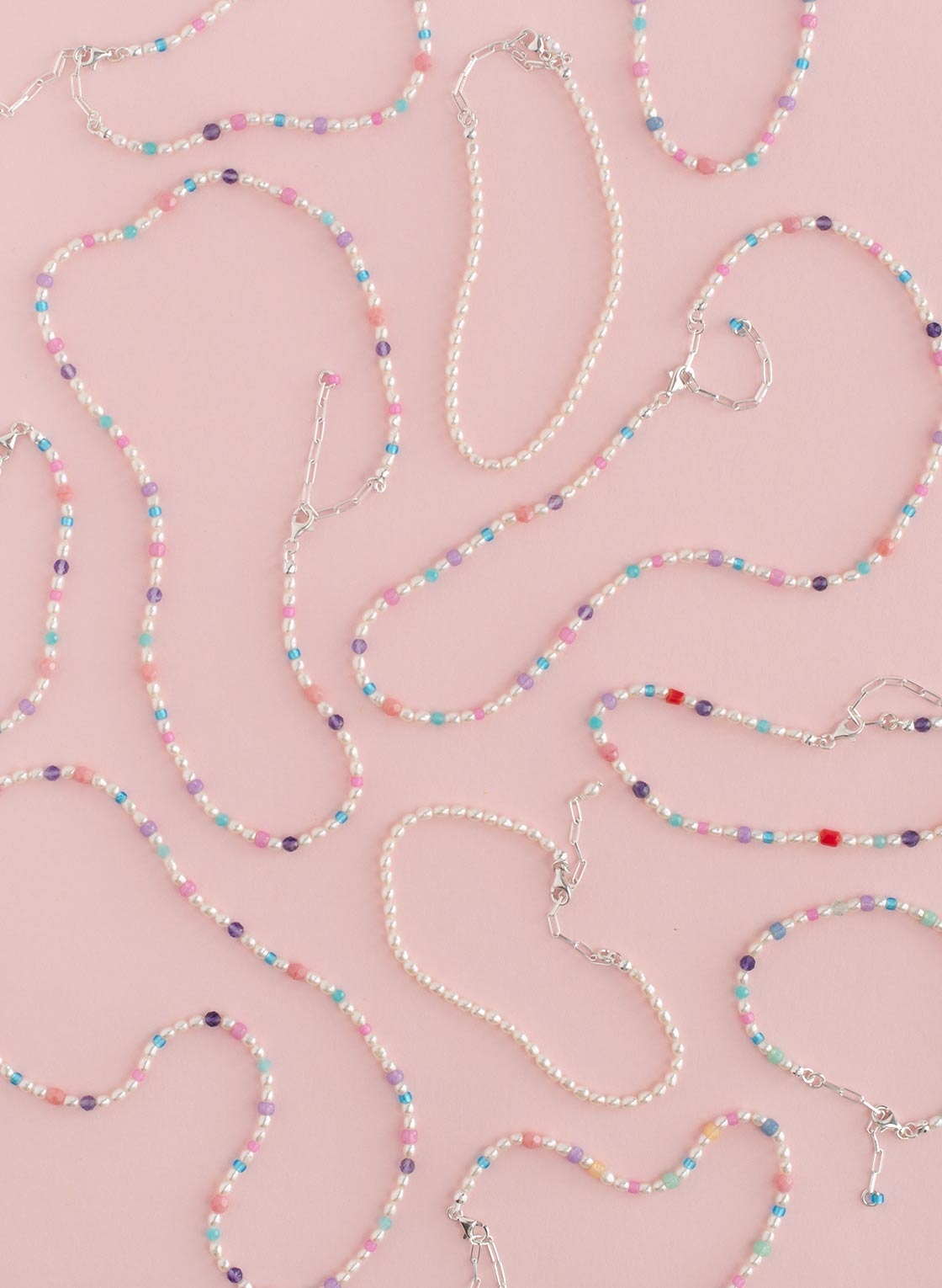 Holiday vibes mit buntem Perlenschmuck der Luxusklasse.