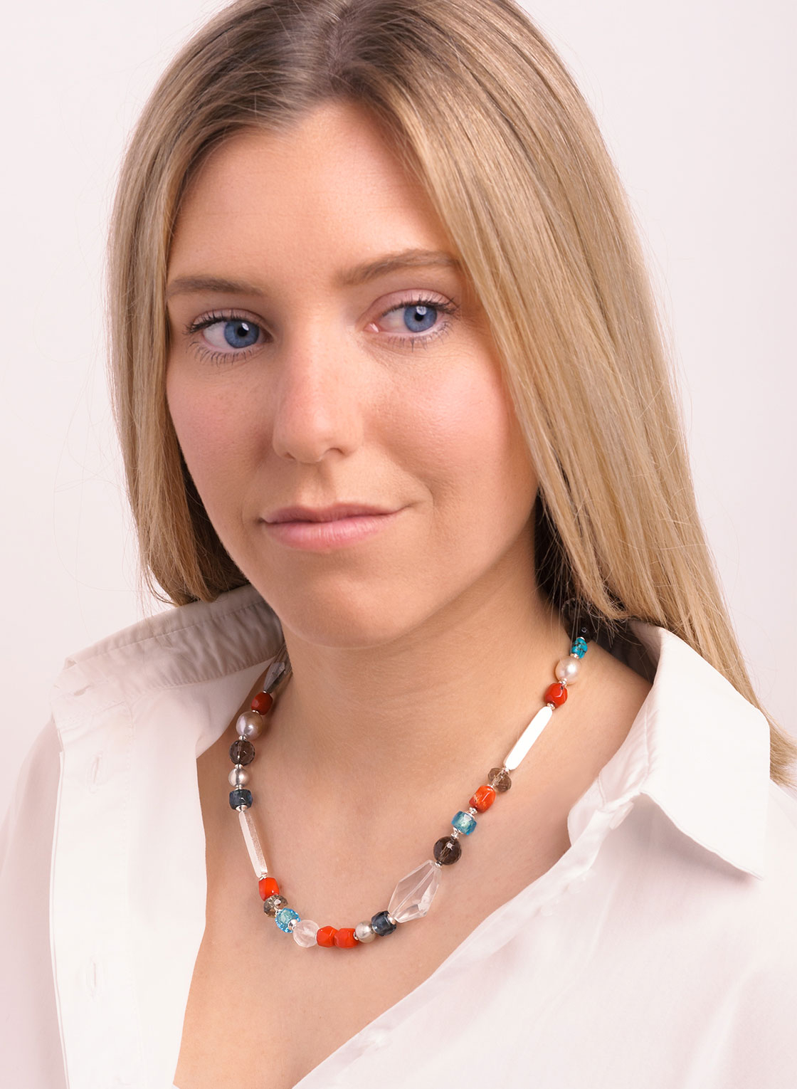 Mehrfarbige Statement Kette aus Halbedelsteinen, Muranoglas, Perlen und Silber