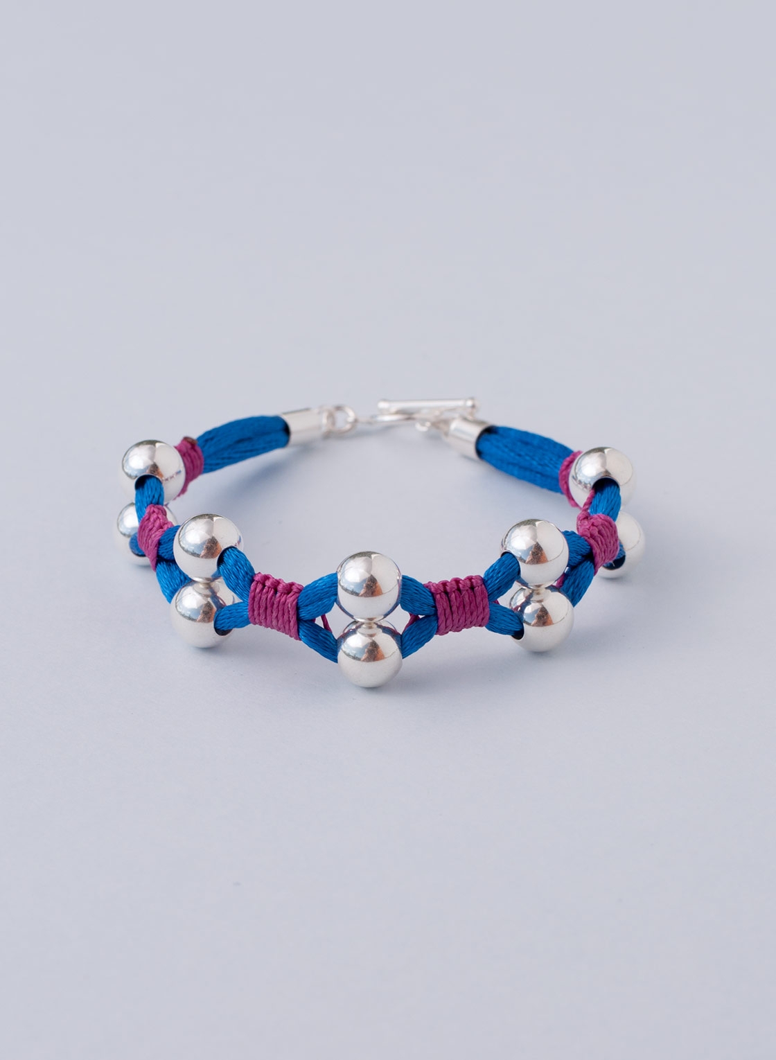 Super leichtes Statement Armband mit 8 mm Sterling Silber Kugeln, Satinband und feinem Makramee