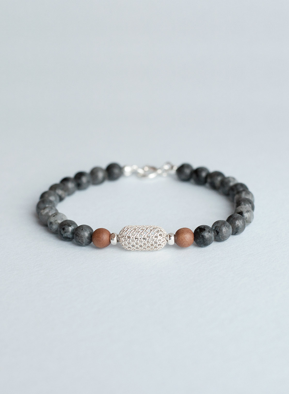 Herrenarmband in Labradorit, Silber und Sandelholz