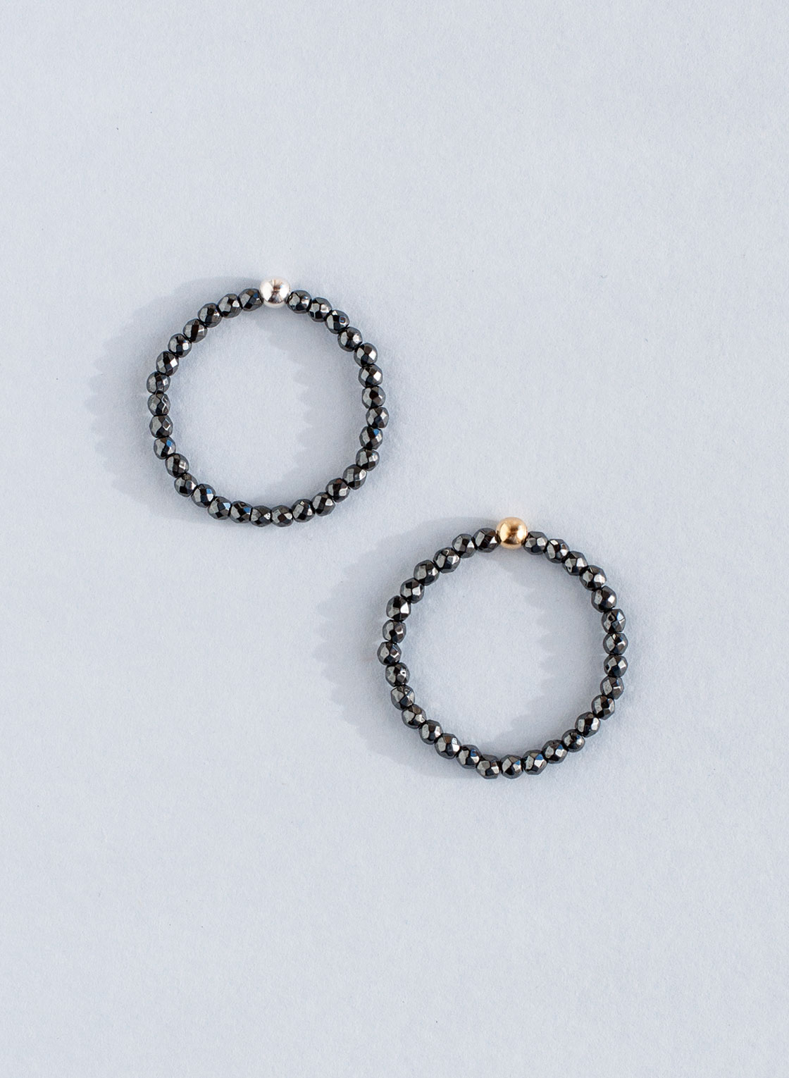 Elastische Ringe mit Kugel in Silber oder Gold