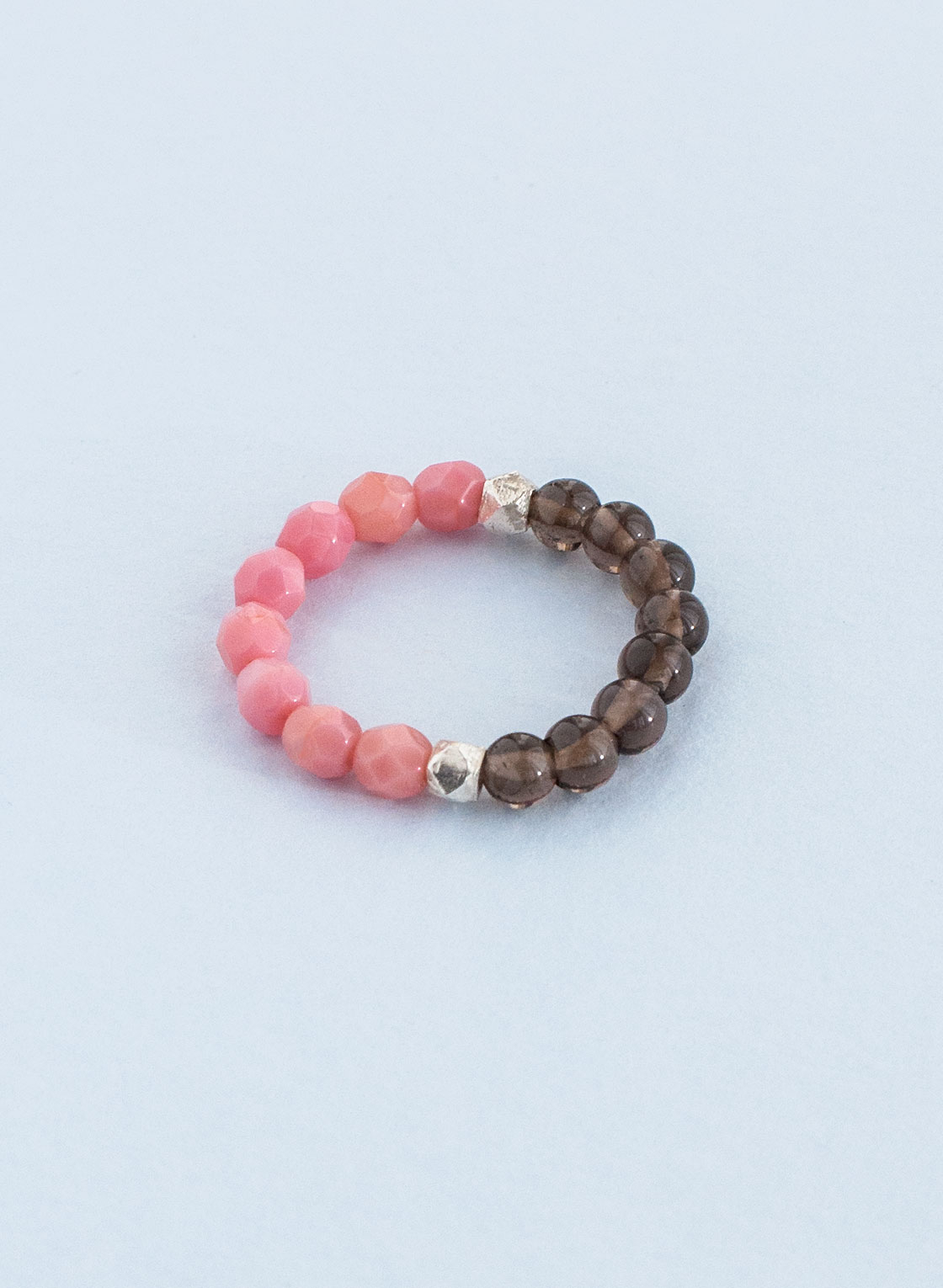 Ring in Rauchquarz und geschliffenem Glas