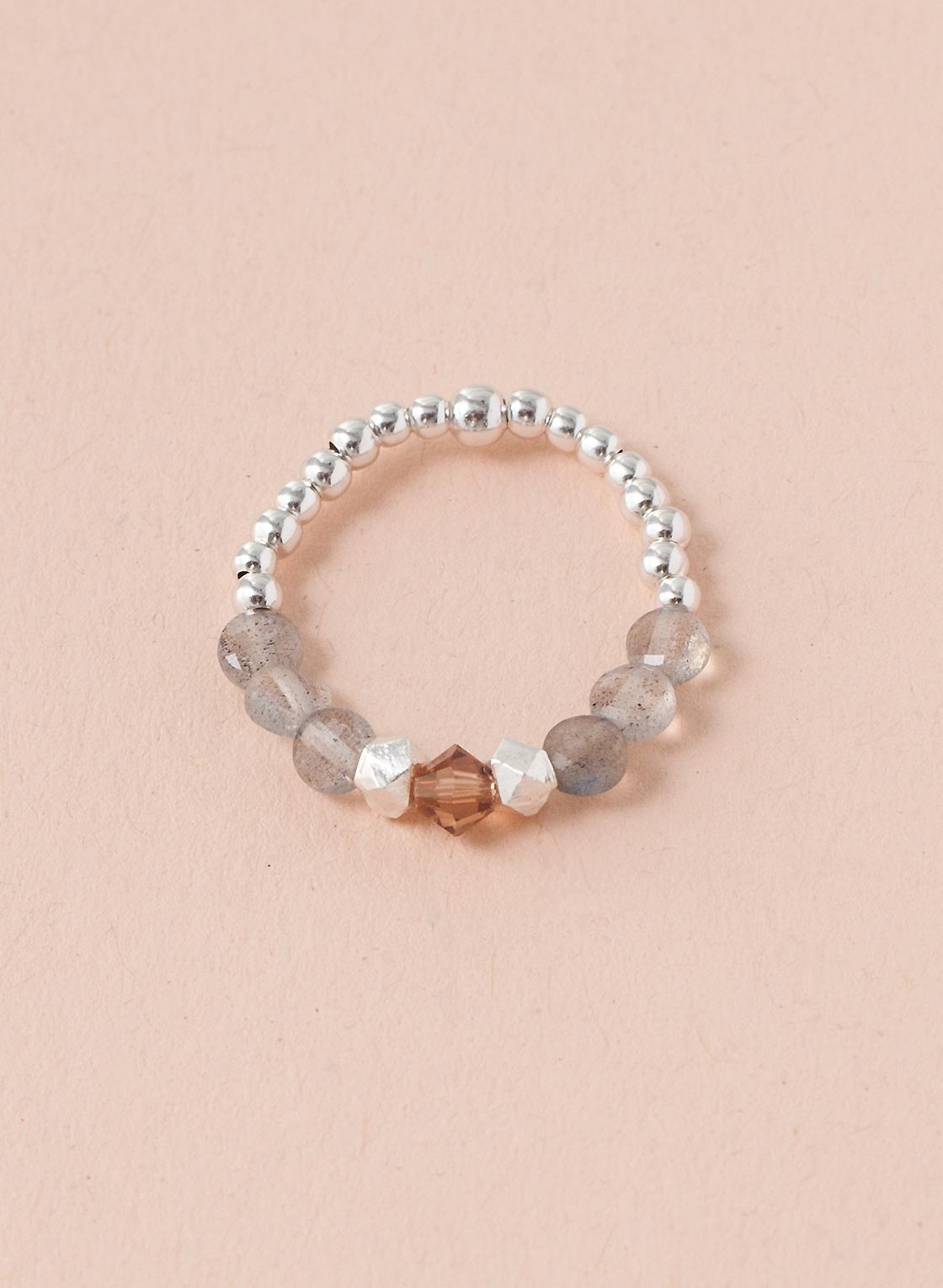 Elastischer Ring in Sterling Silber, Labradorit und Kristallelement.
