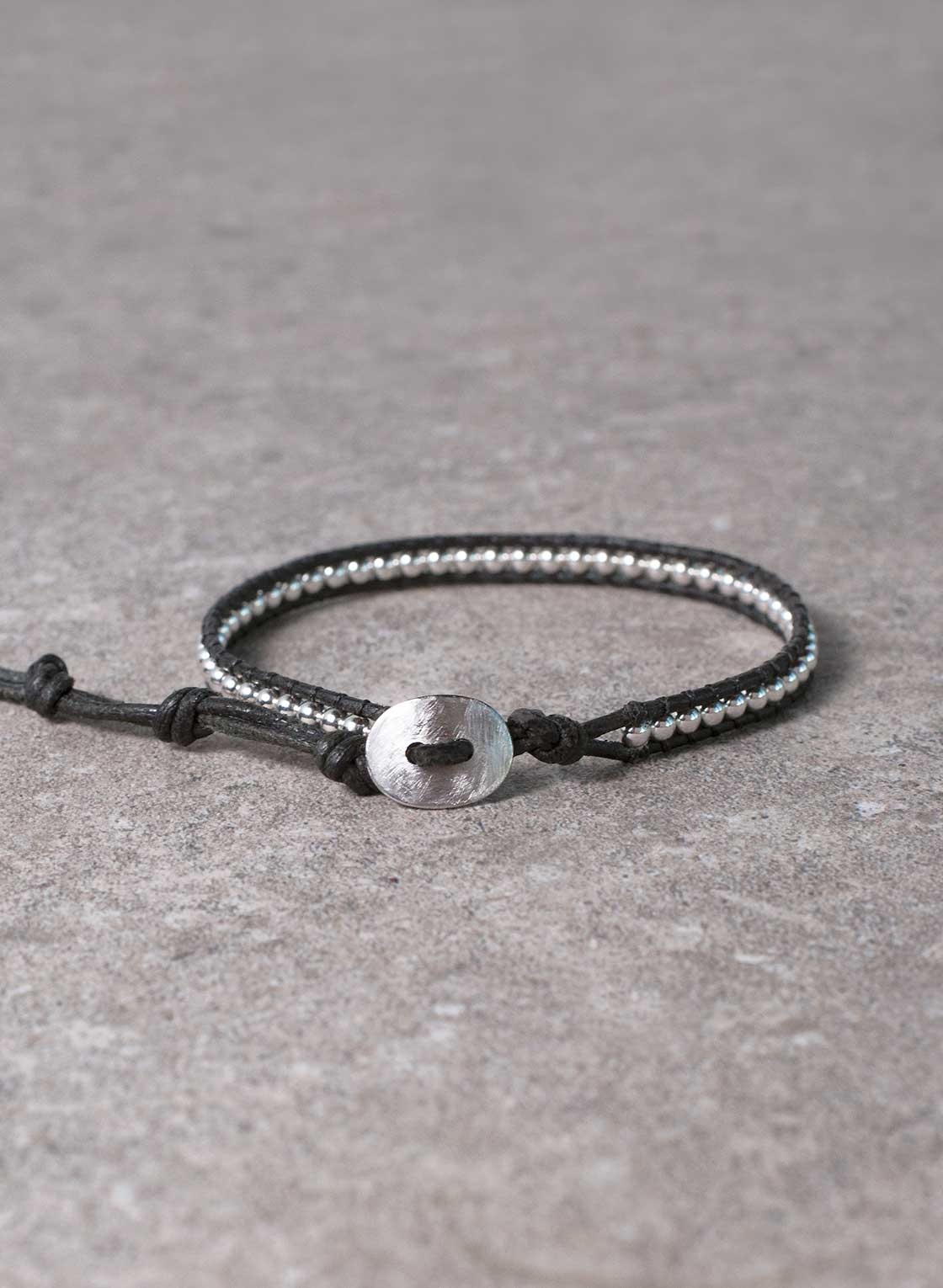 Armband in 3 mm Silberkugeln und schwarzem Lederband, mit Edelstahlknopf