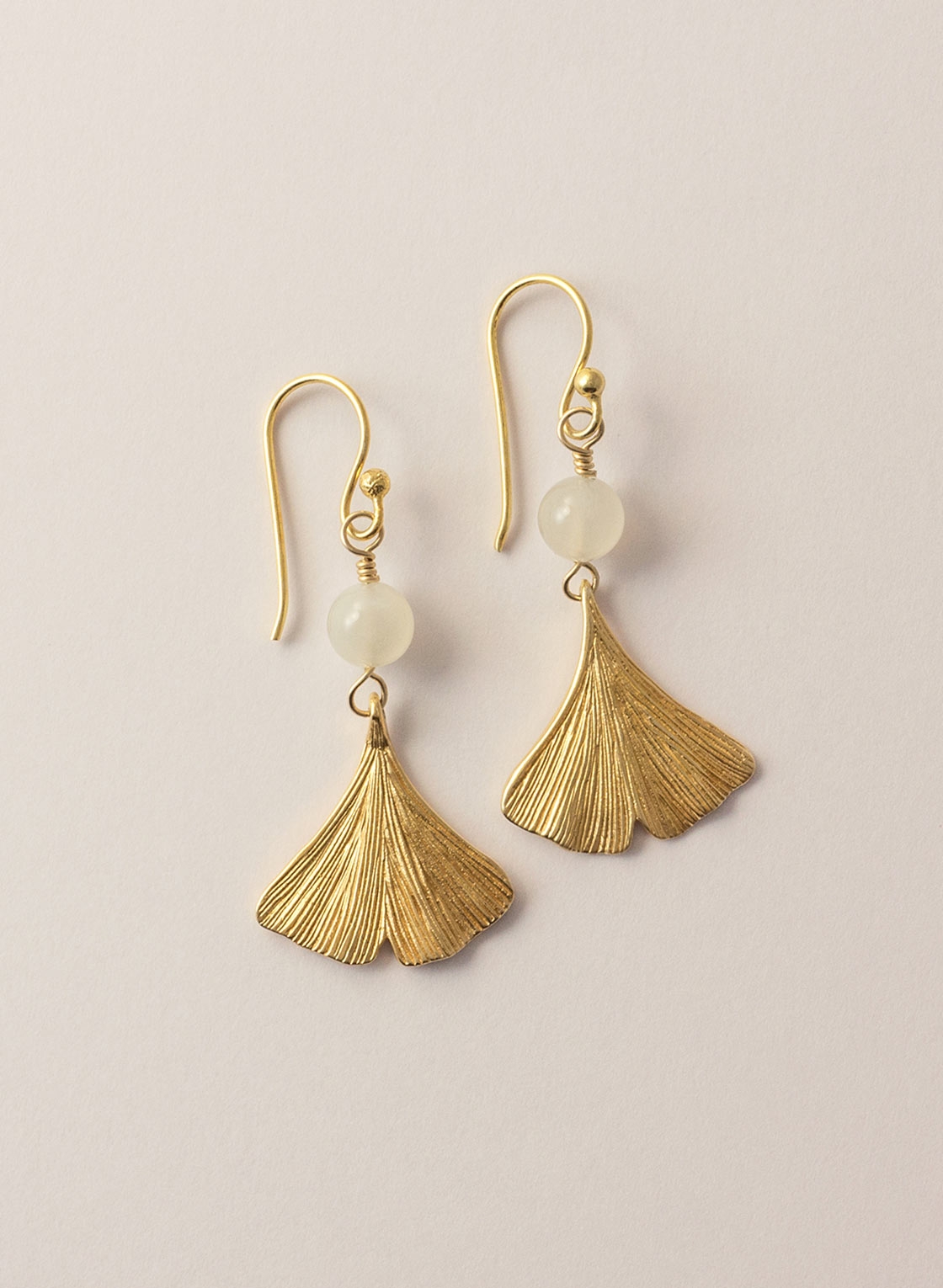 Ohrringe Ginkgoblatt aus vergoldetem Sterling Silber mit Mondstein