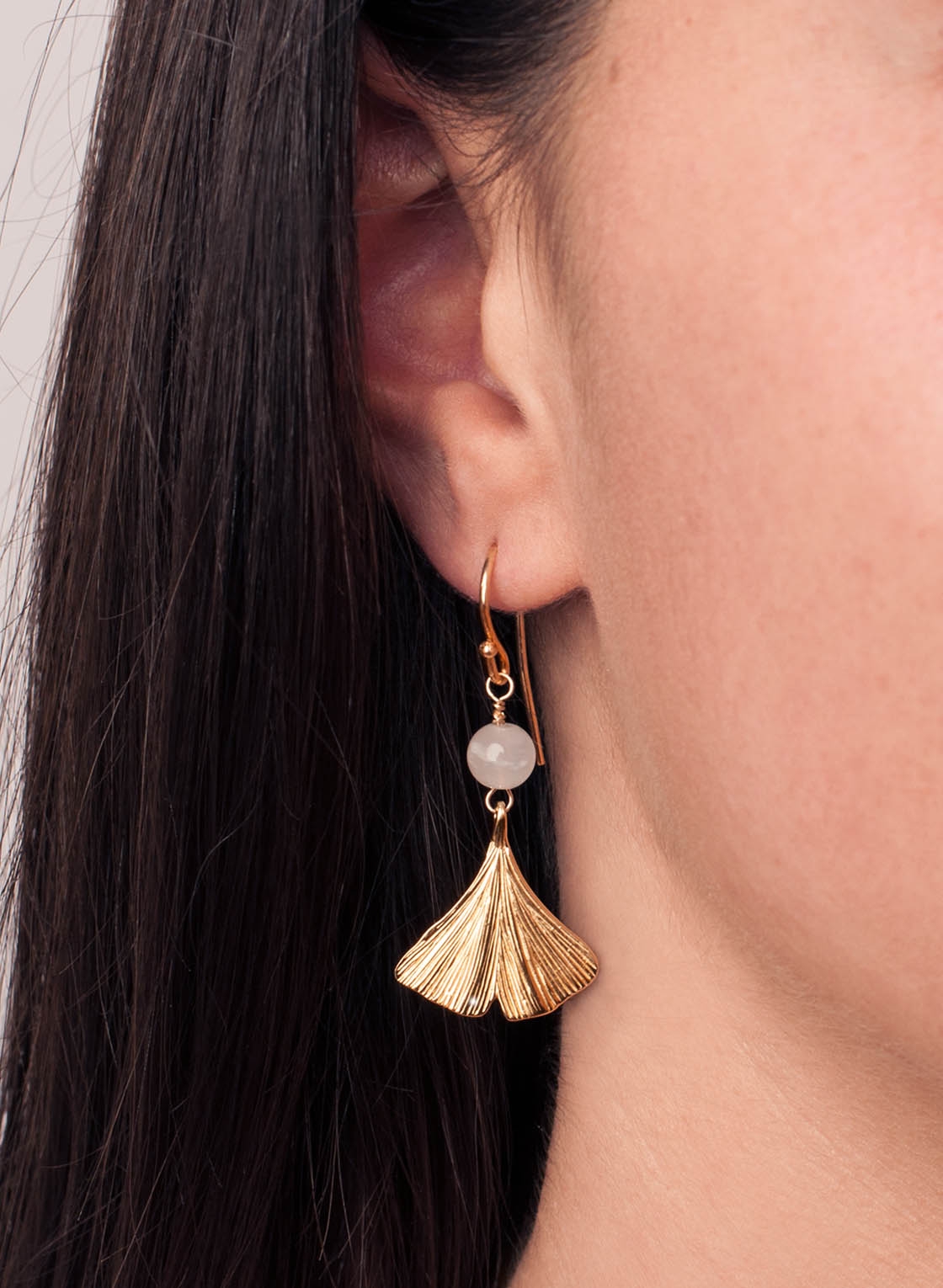 Ohrringe Ginkgoblatt aus vergoldetem Sterling Silber mit Mondstein