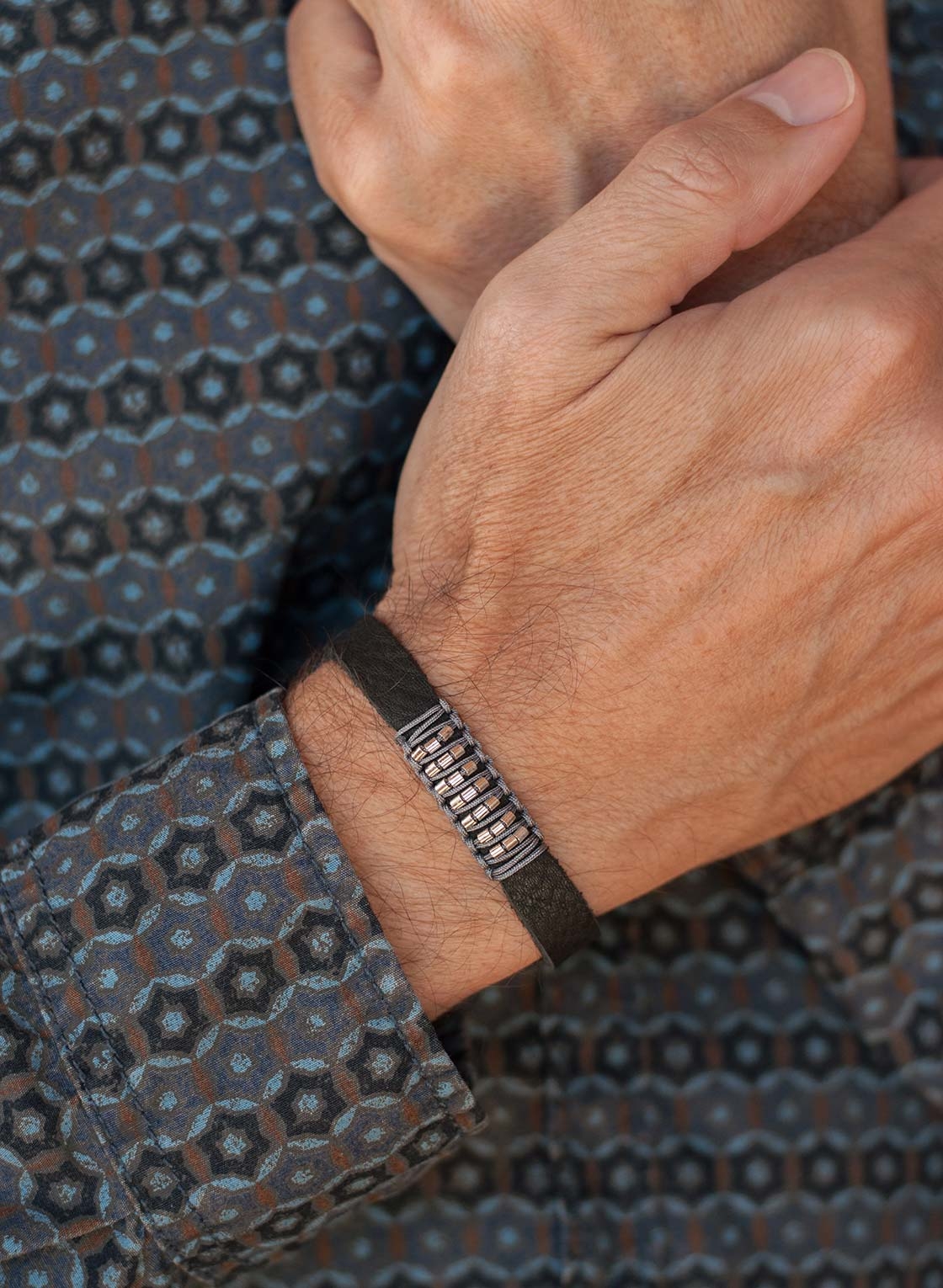 Herrenarmband aus schwarzem Naturleder und Sterling Silber, mit Magnetverschluss