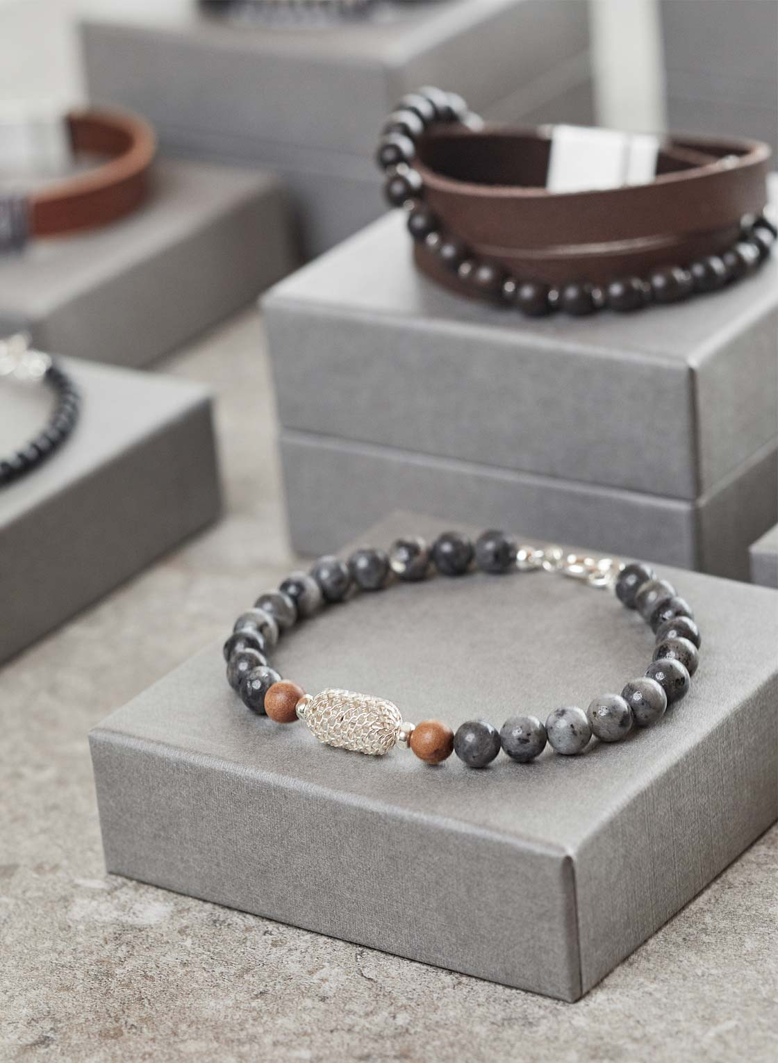 Herrenarmbänder aus Halbedelstein, Naturleder, Holz und Silber