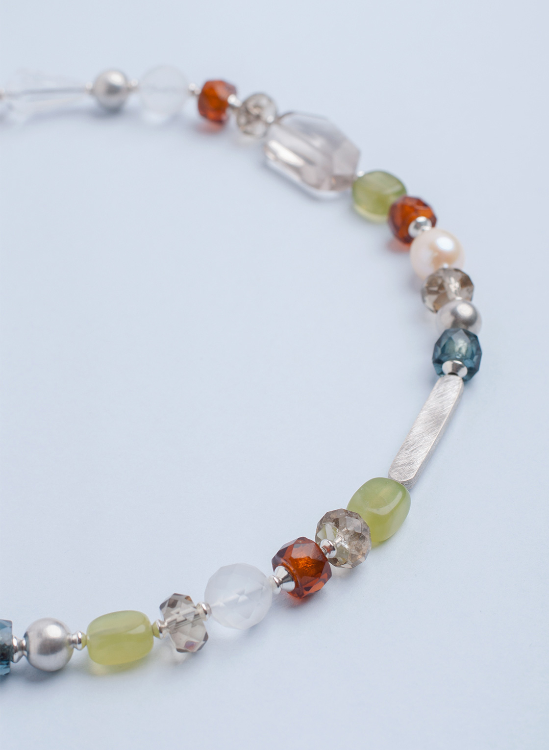 Statementkette aus Bergkristall, Rauchqaurz, Jade und Muranoglas