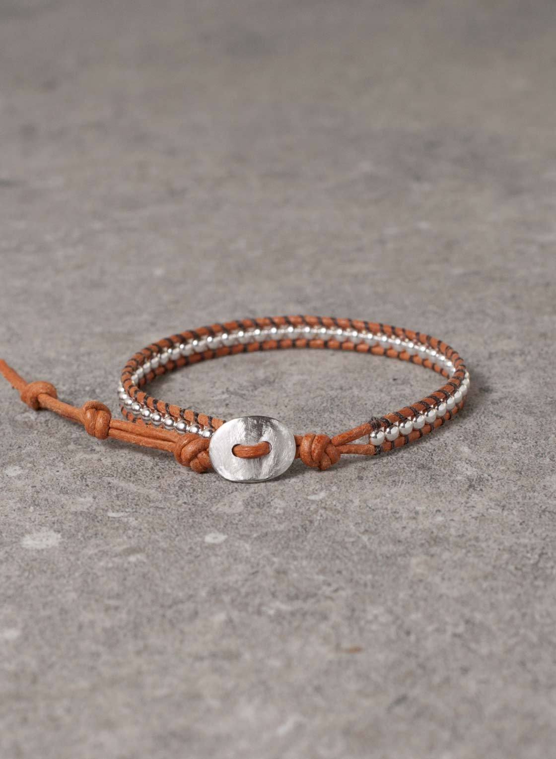 Armband in 3 mm Silberkugeln und cognacfarbenem Lederband, mit Edelstahlknopf