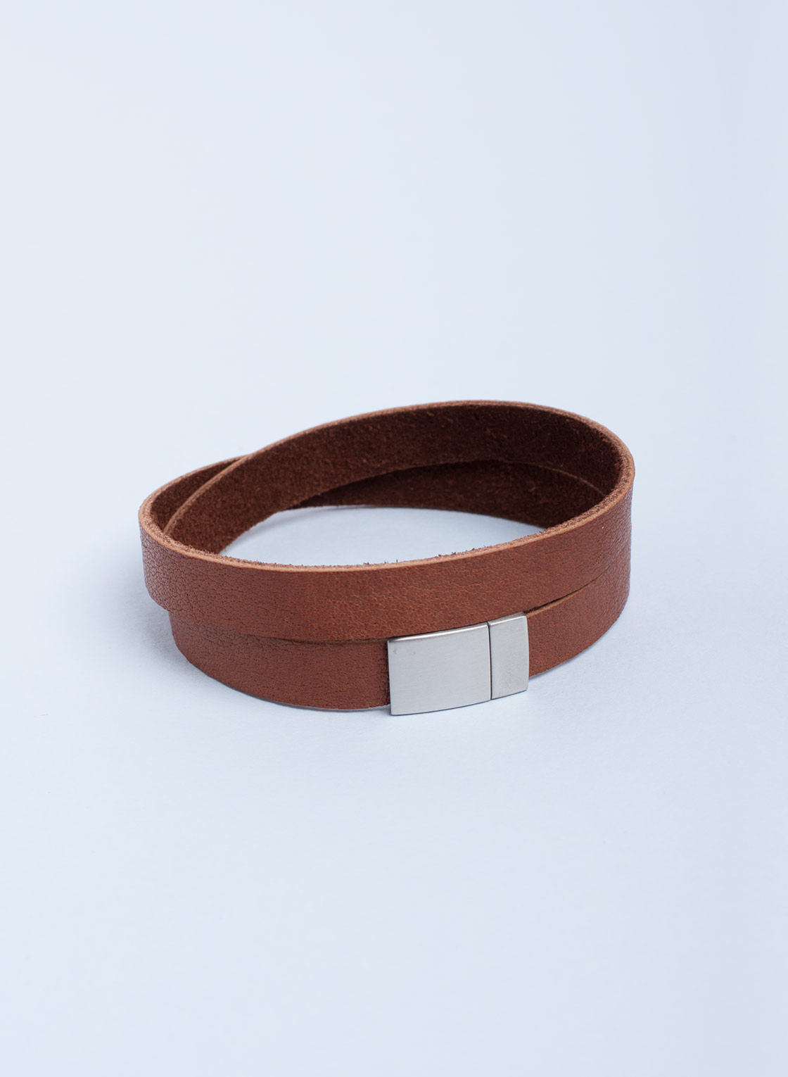 ​​​​​​​​​​​​​​Herrenarmband aus Cognac farbenem Naturleder mit Magnetverschluss