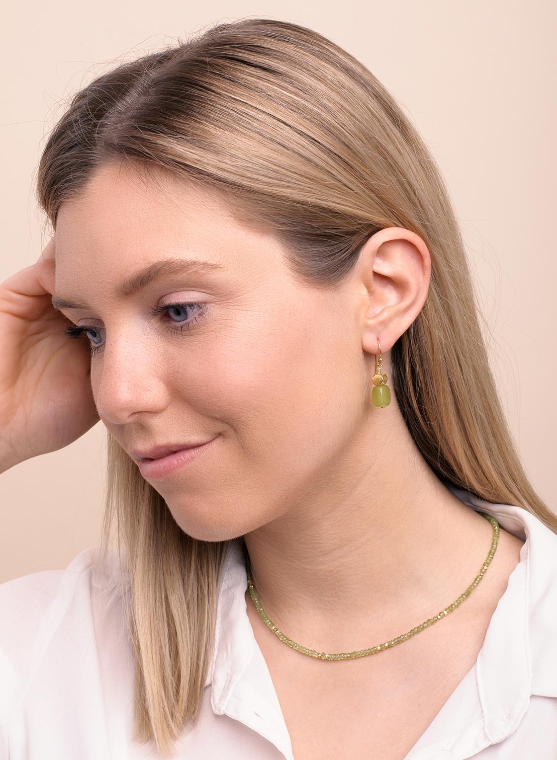 Jade Ohrringe kombiniert mit farblich passender Kette in Peridot