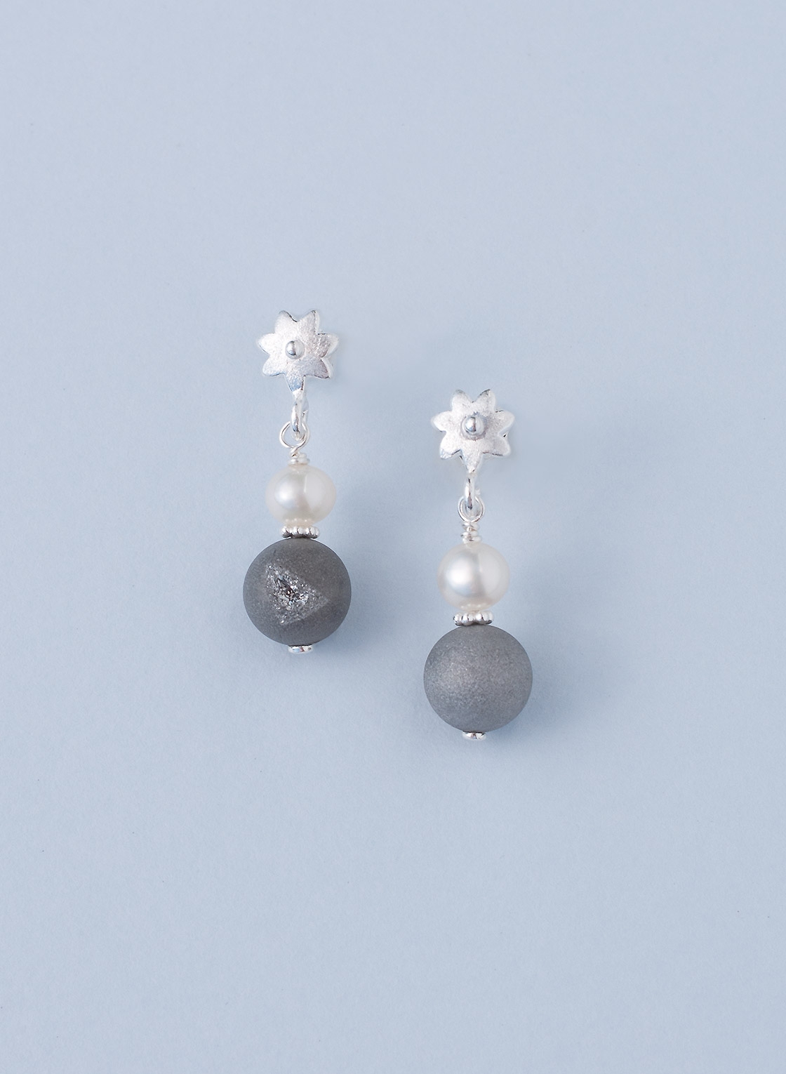 Ohrstecker in Sterling Silber mit Achatkugel, Süßwasserperle und ​silbernem Zierelement