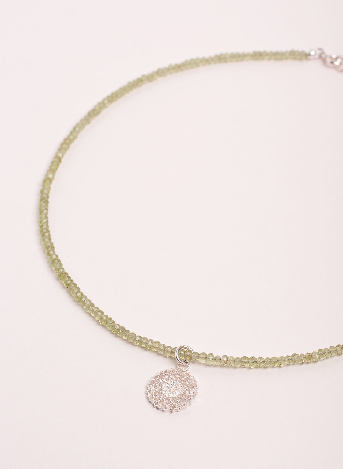 Facettierte Peridotkette mit Ornament Anhänger in 925 Sterling Silber
