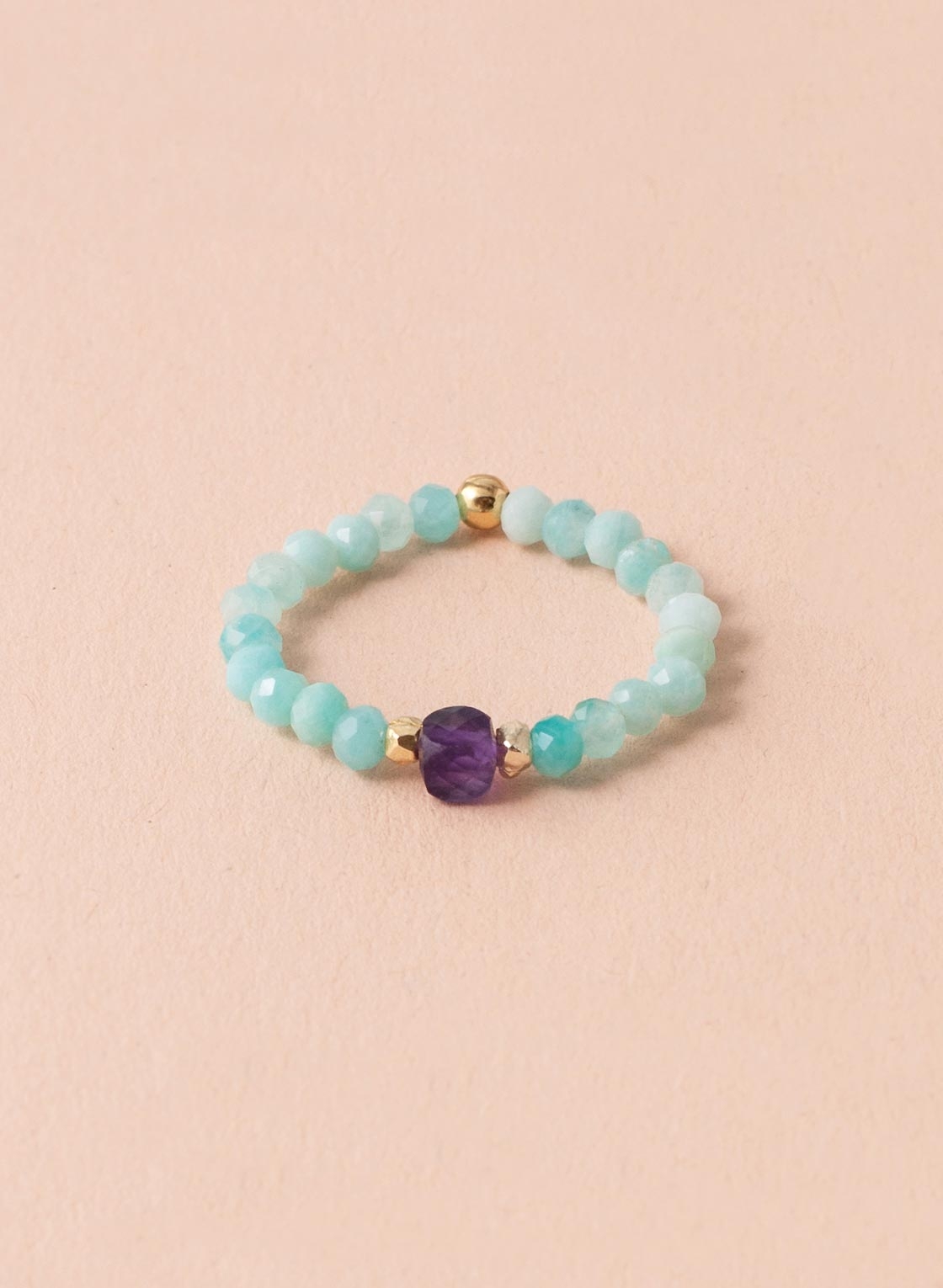 Elastischer Ring in facettiertem Amazonit, vergoldeten Silberelementen und Amethyst.