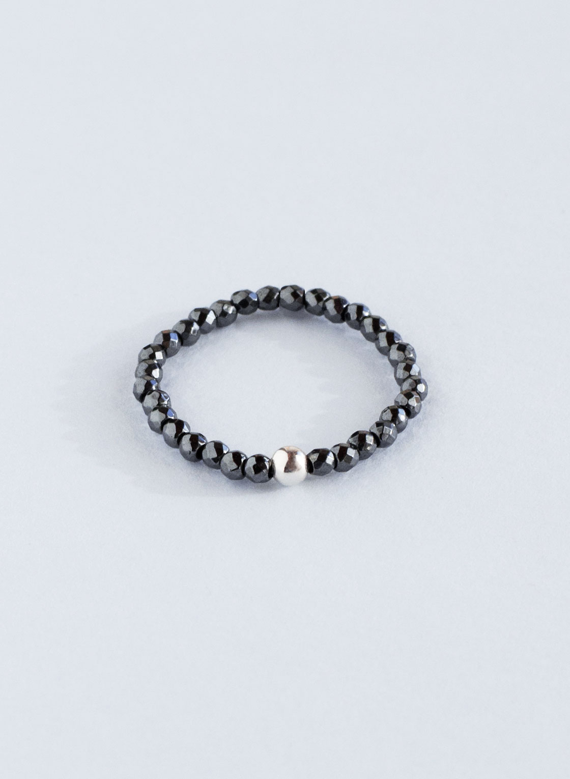 Elastischer Ring mit facettierten Hämatit Kugeln