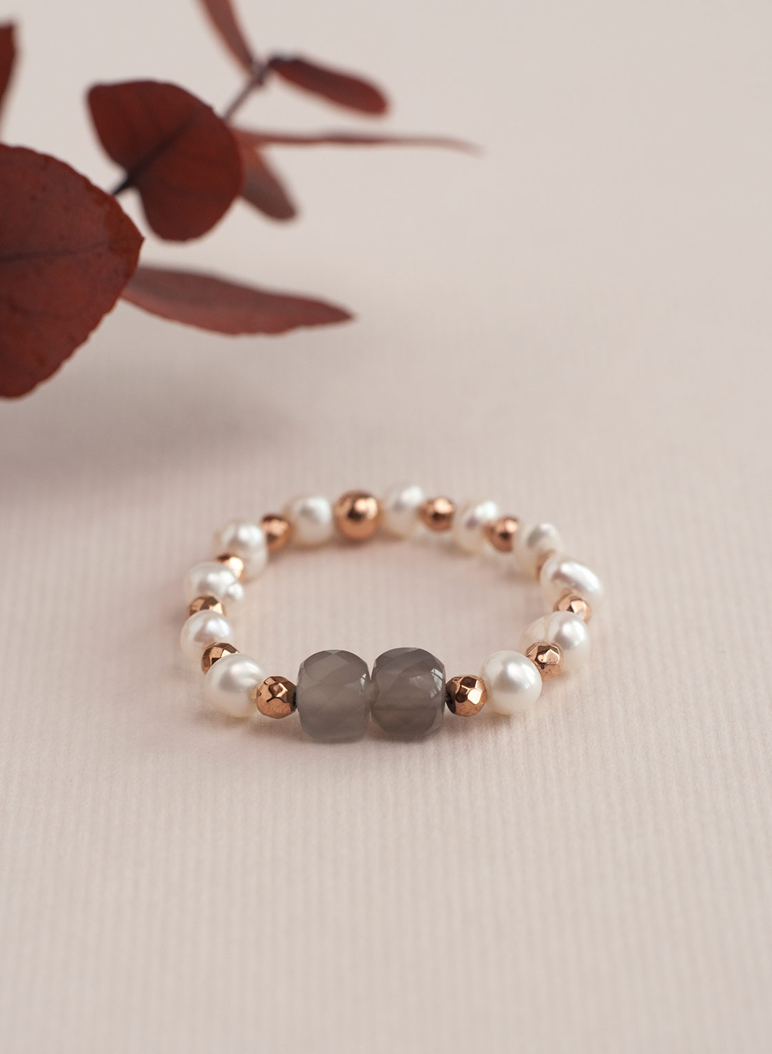 Ring mit Mondstein, Perlen und roségold Elementen