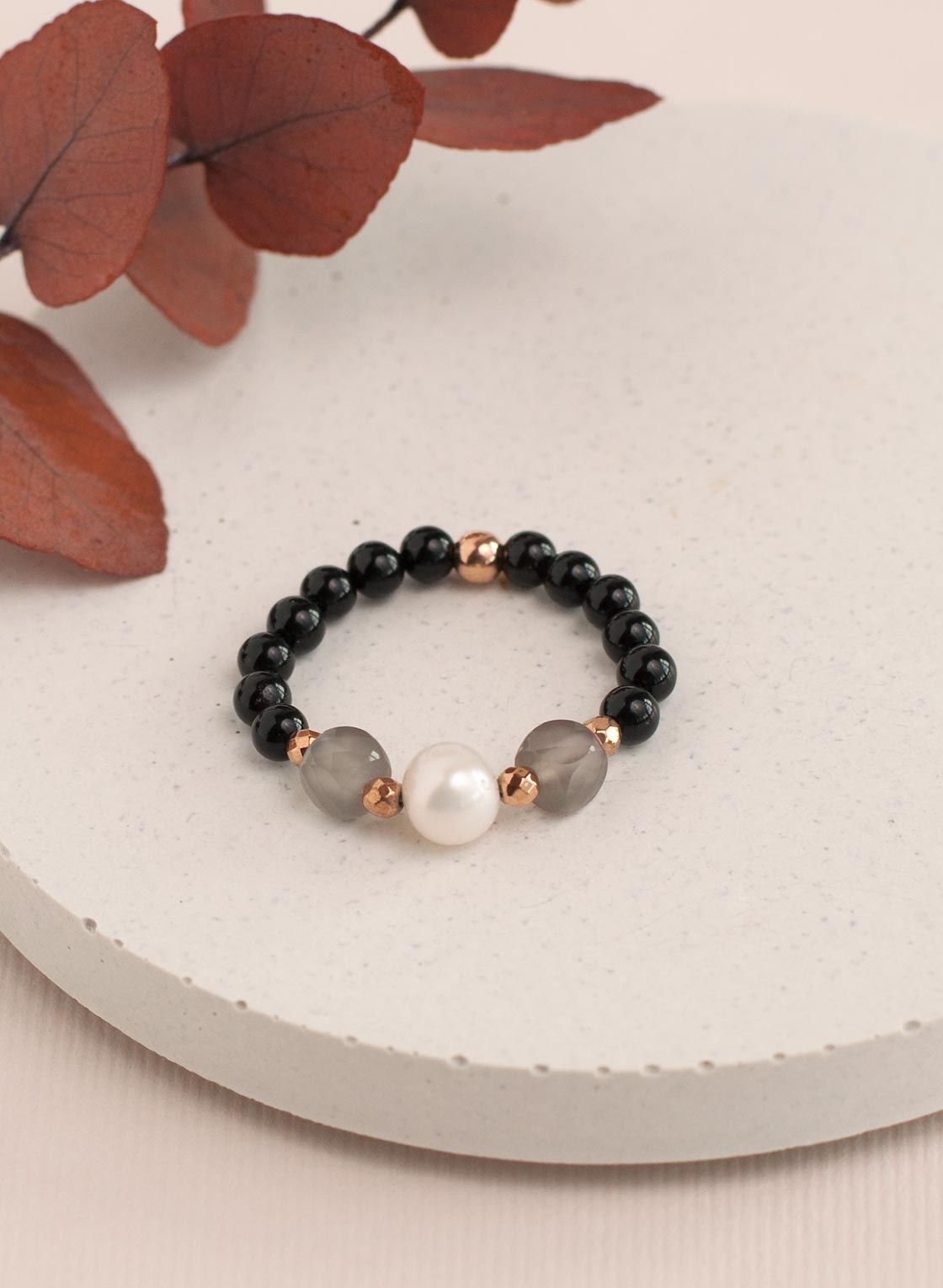 Ring mit grauem Mondstein, Perle, Onyx und roségold Elementen