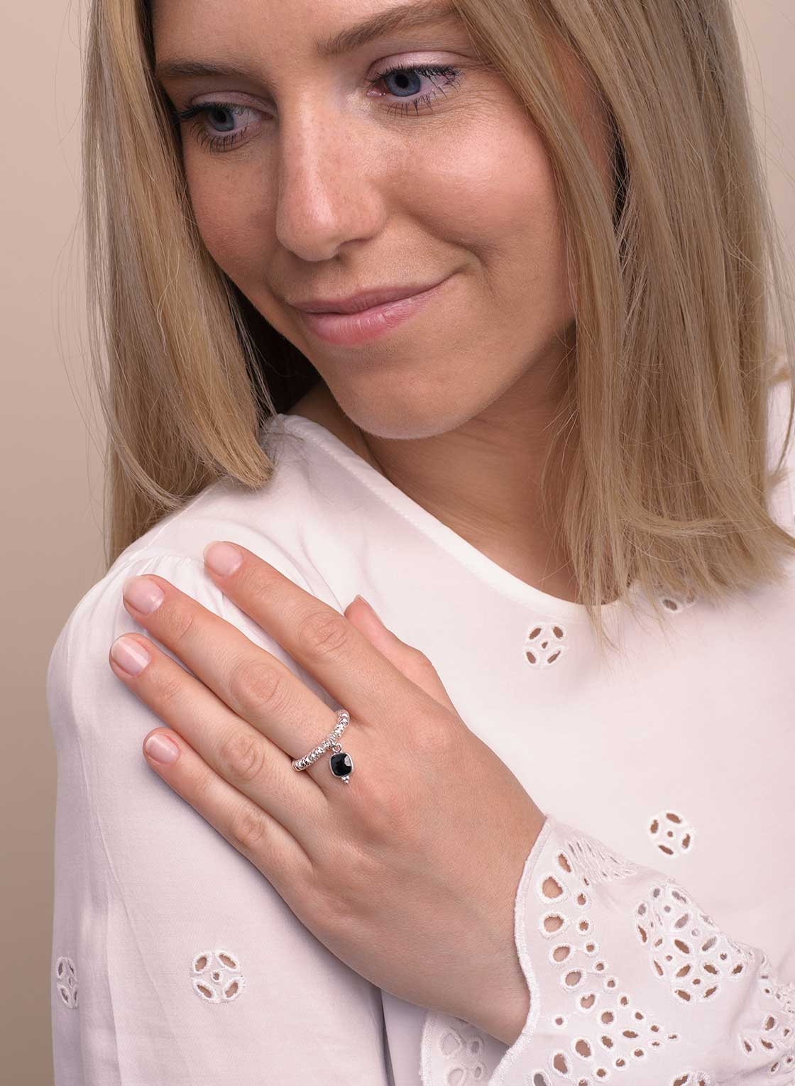 Elastischer Ring mit facettierten Sterling Silber Elementen und Onyx Anhänger