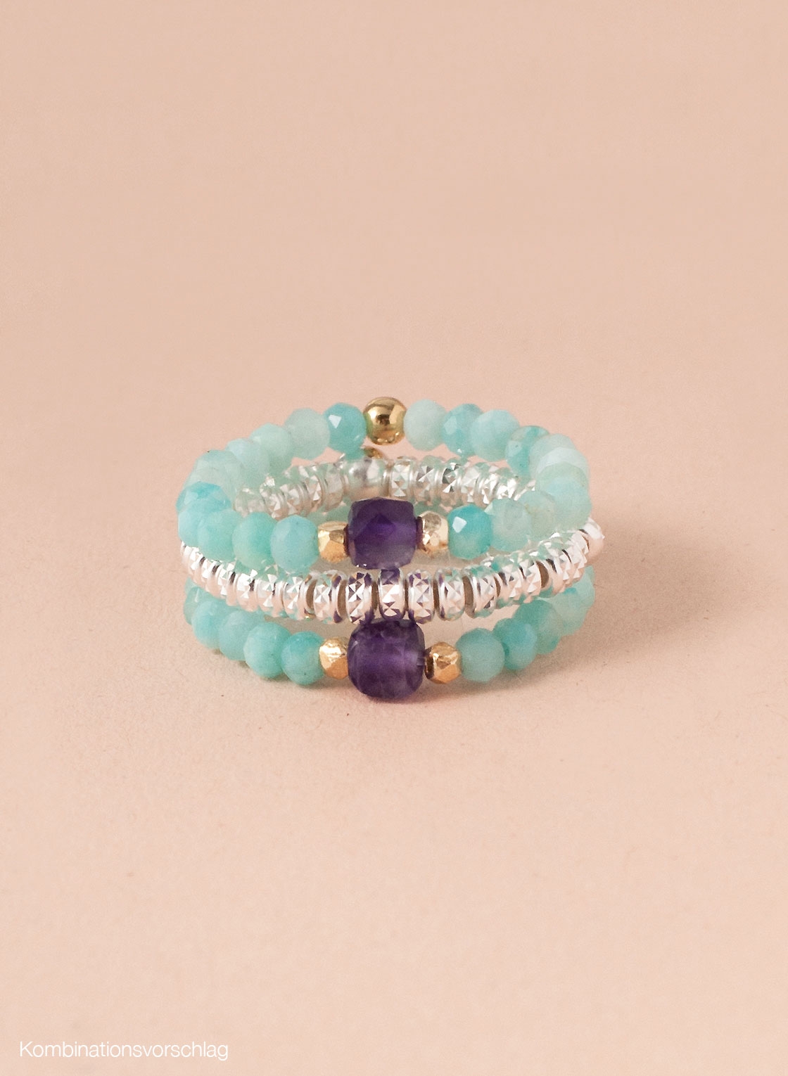 Elastischer Ring in facettiertem Amazonit, vergoldeten Silberelementen und Amethyst.