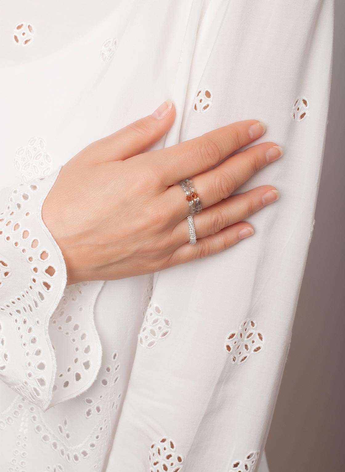 Zwei elastische Ringe in Sterling Silber, Labradorit und Kristallelement kombiniert mit Silberring