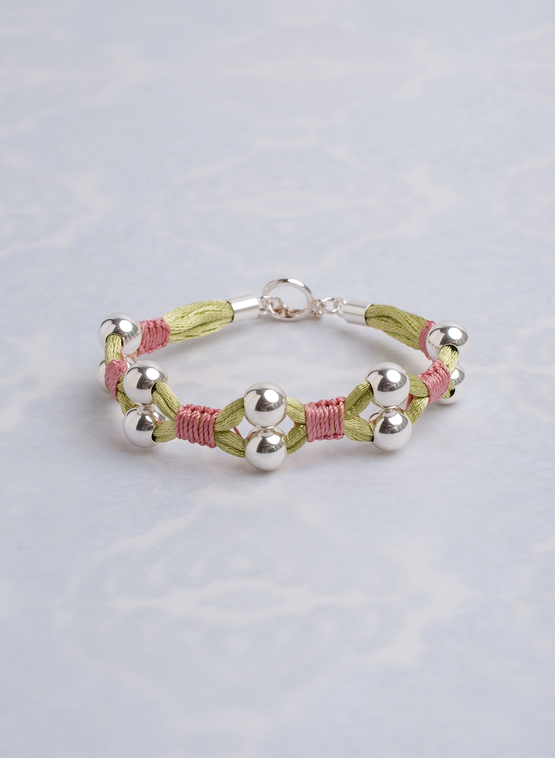 Super leichtes Statement Armband mit Sterling Silber Kugeln in 8 mm, hell grünem Satinband und feinem Makramee in pastell Rosa