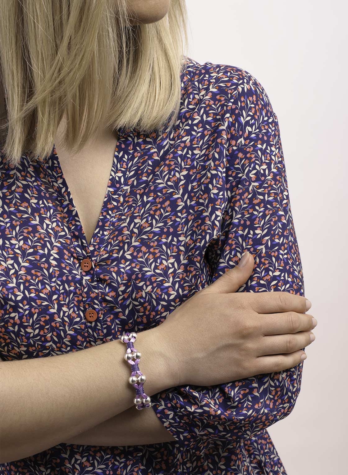 Statement Armband mit Sterling Silber Kugeln in 8 mm, pastell Lila Satinband und feinem Makramee in dunkel Lila.