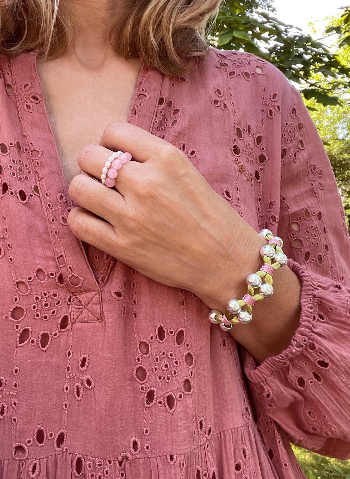 Statement Armband mit Sterling Silber Kugeln in 10 mm, hell grünem Satinband und feinem Makramee in pastell Rosa