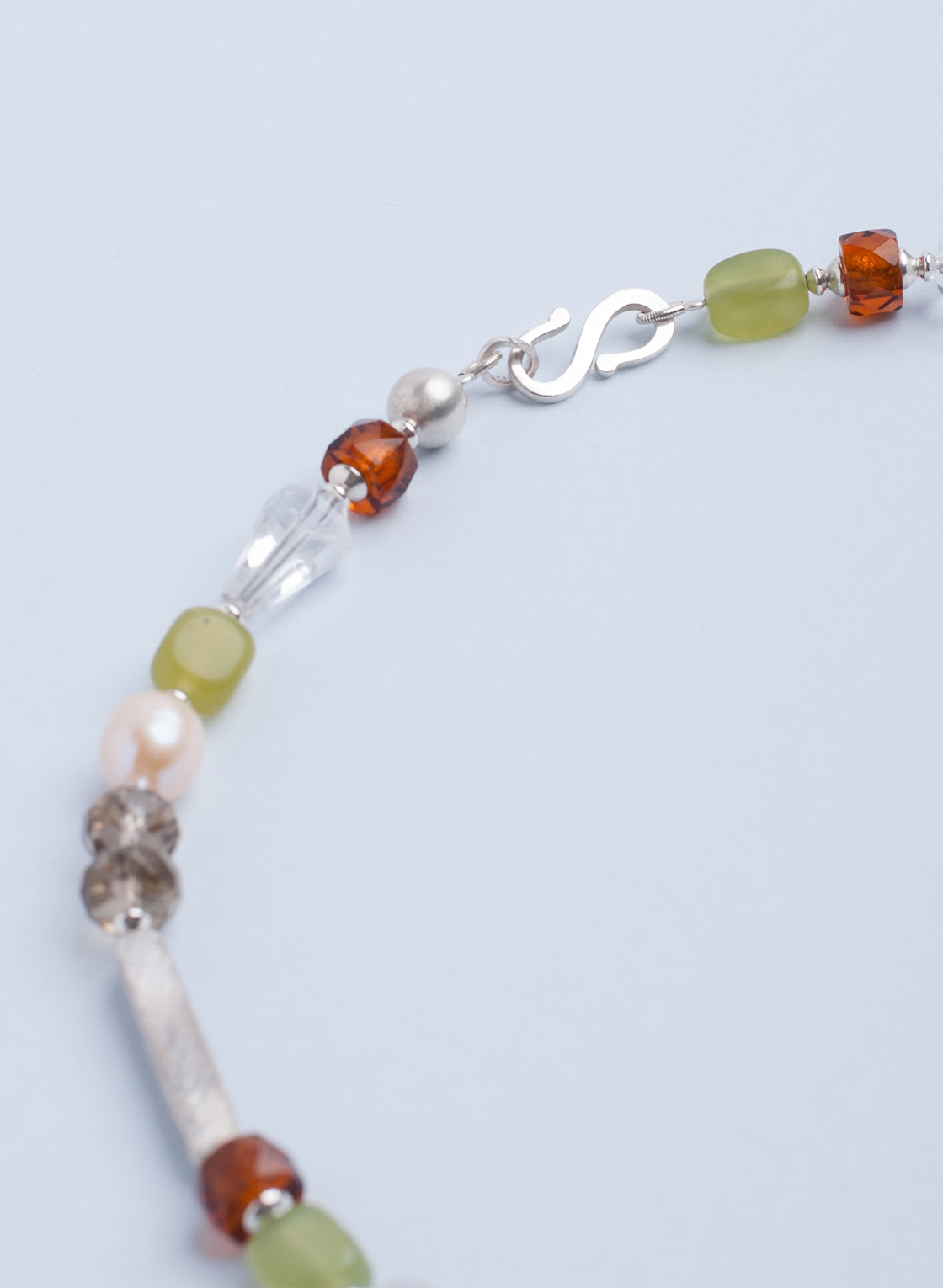 Kette aus Edelsteinen und Muranoglas mit S-Haken Verschluss