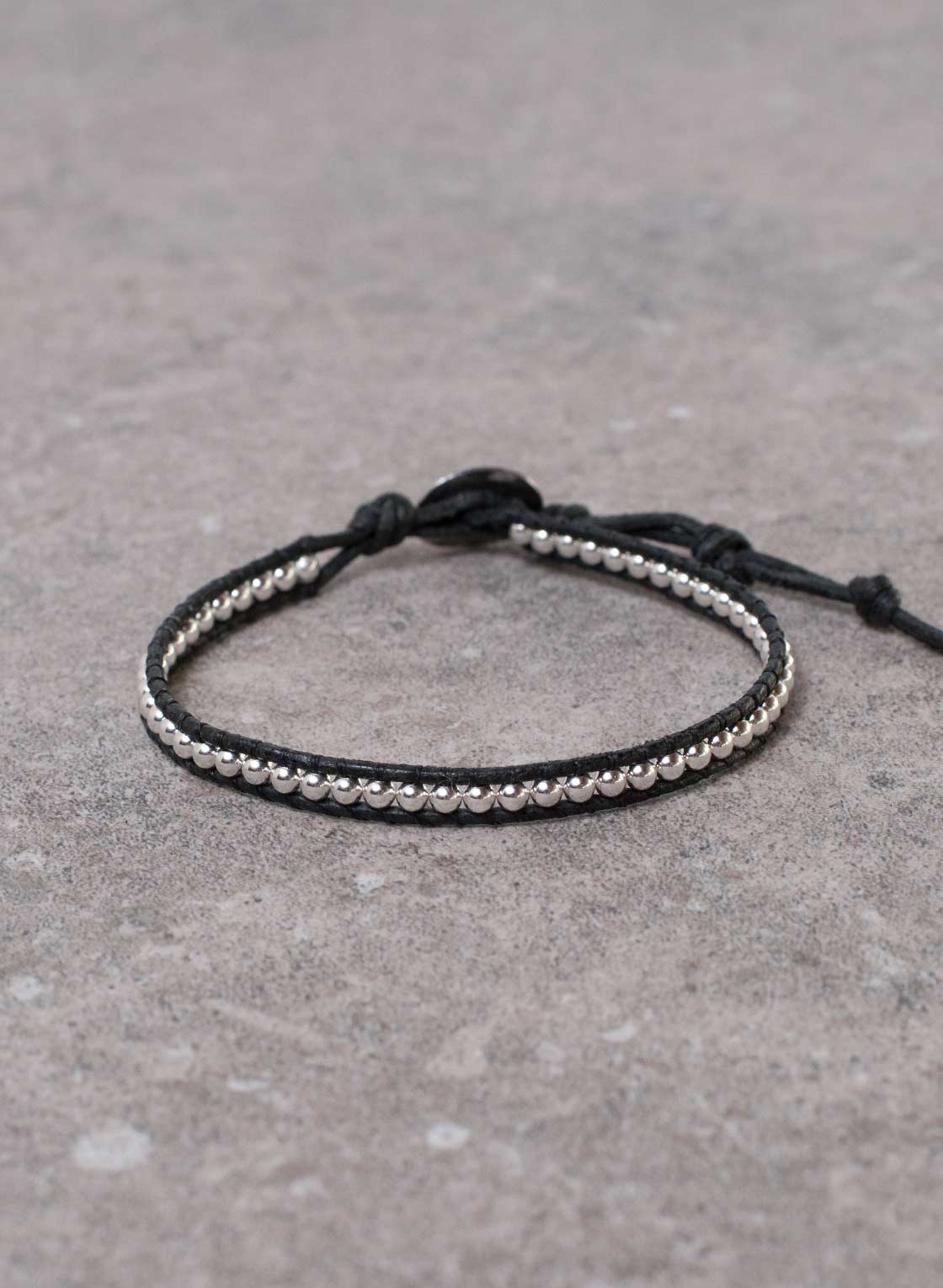 Armband in 3 mm Silberkugeln und schwarzem Lederband